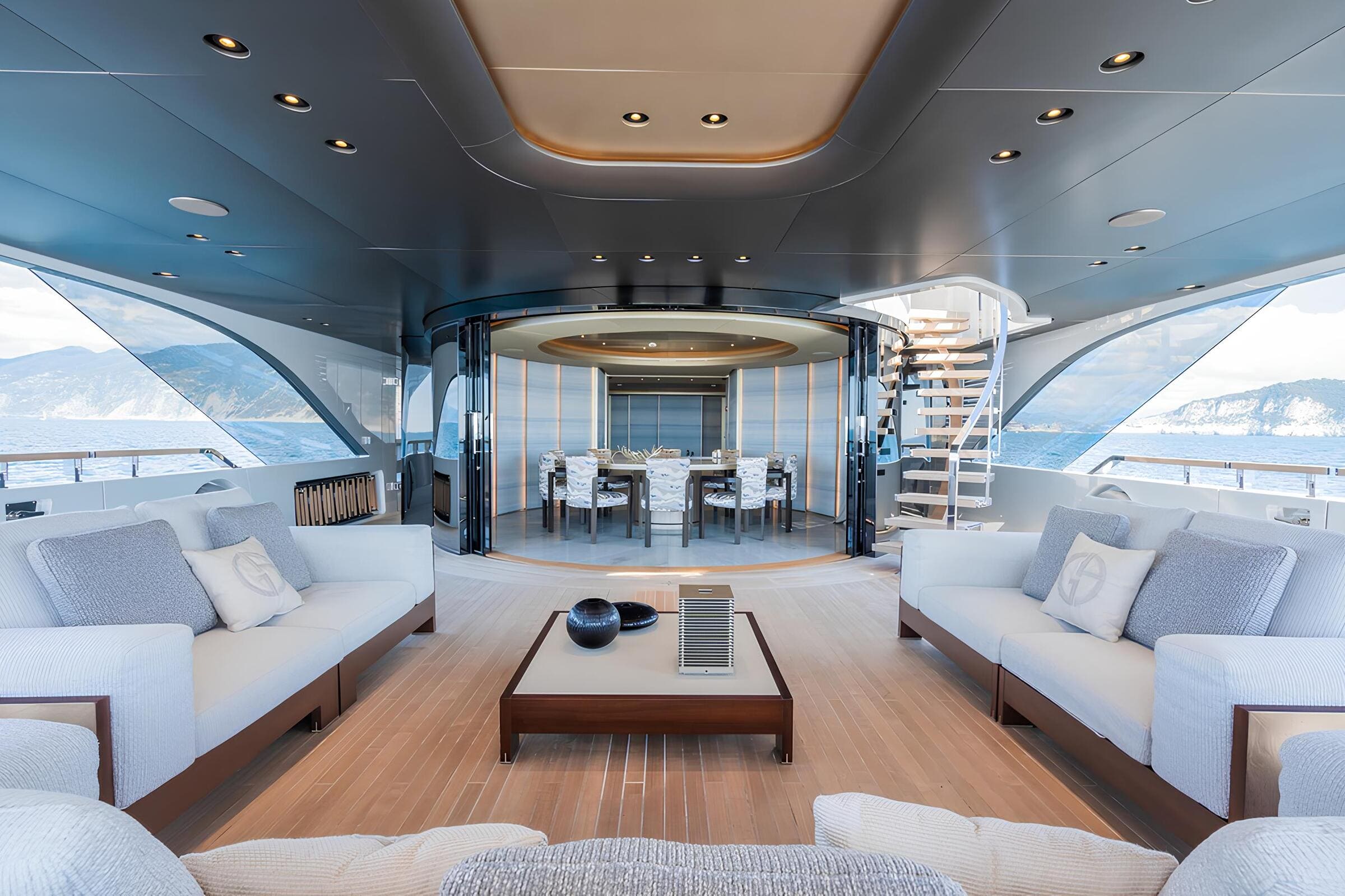 Зона отдыха на корме главной палубы/Aft main deck lounge area