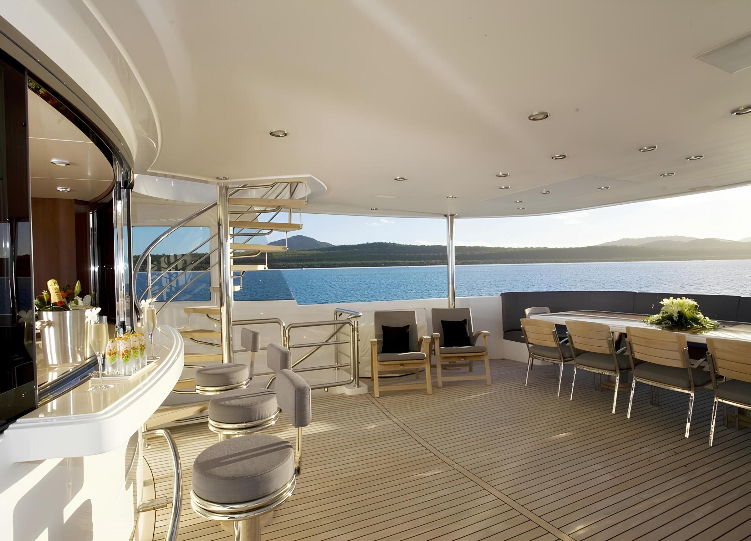 Обеденная зона на корме верхней палубы/Aft Upper deck dining area