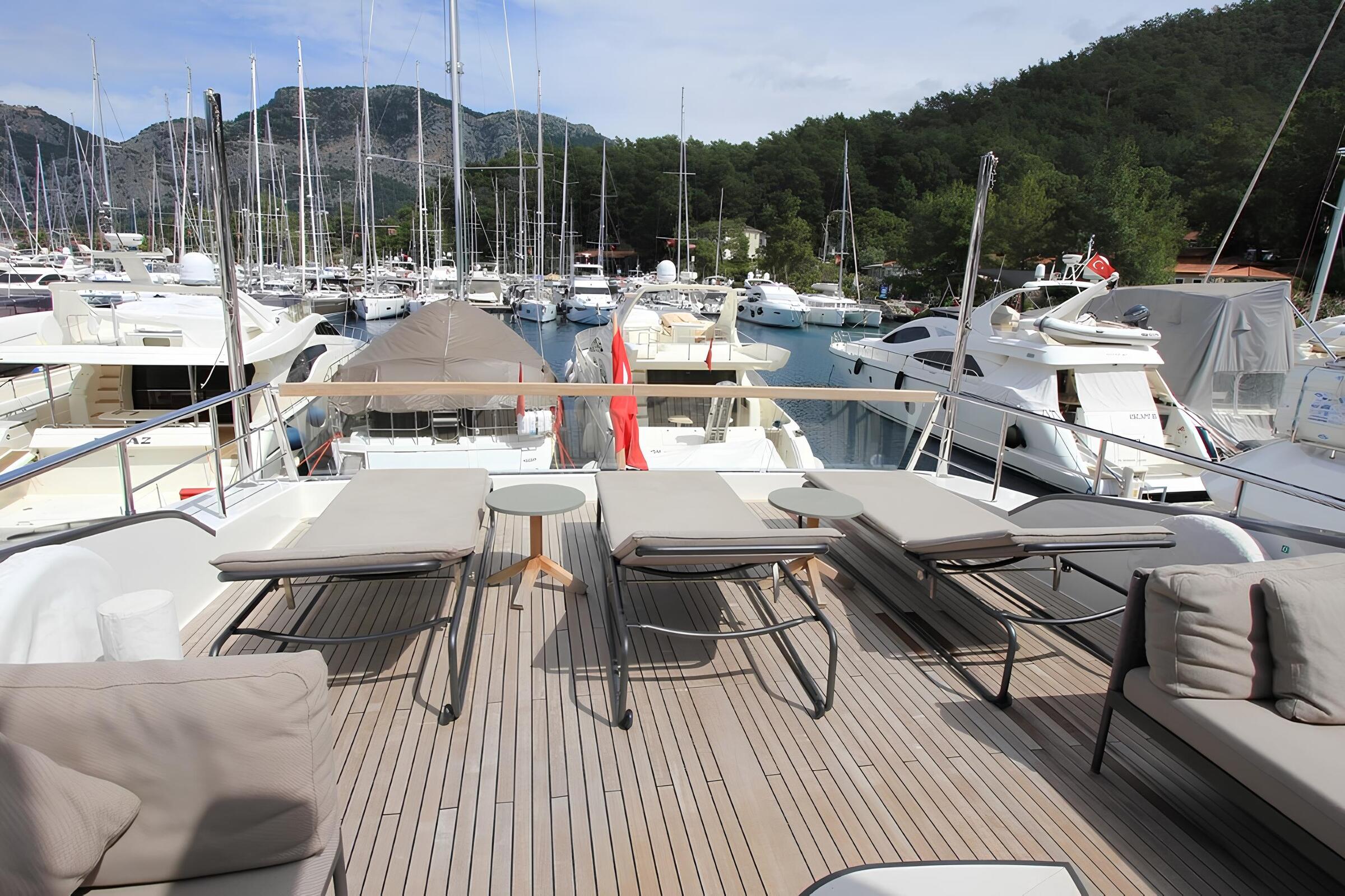 Зона для загорания в кормовой части флайбриджа/Flybridge aft sunbathing area