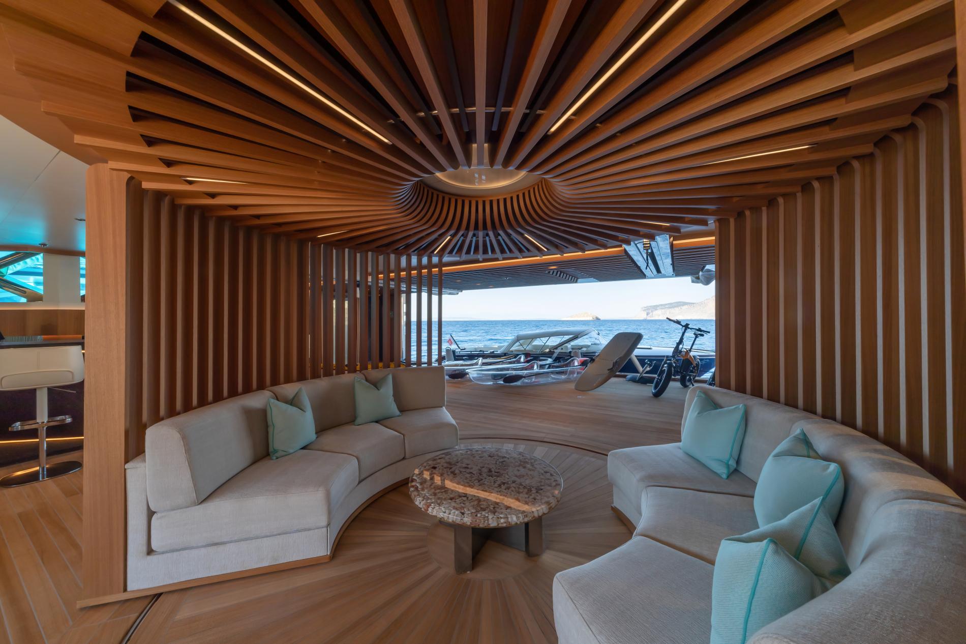 Зона отдыха на нижней палубе/Lower deck lounge area