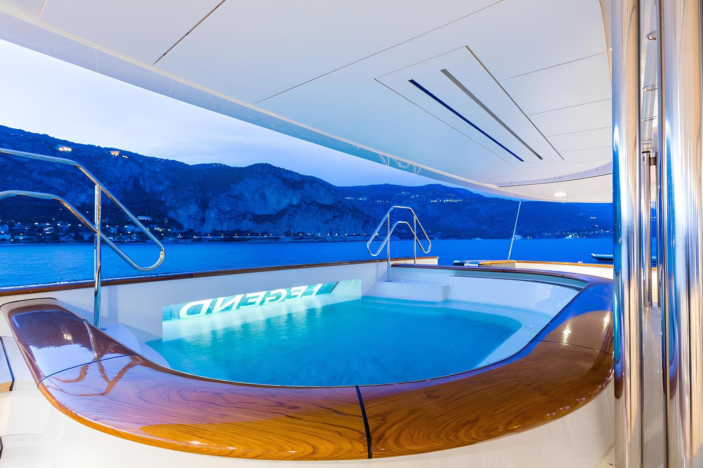 Джакузи на корме главной палубы/Aft main deck jacuzzi