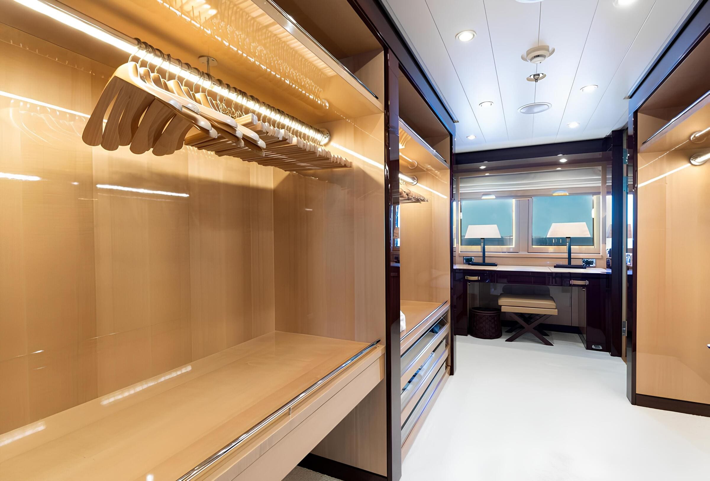Гардеробная в каюте владельца/Master cabin dressing room