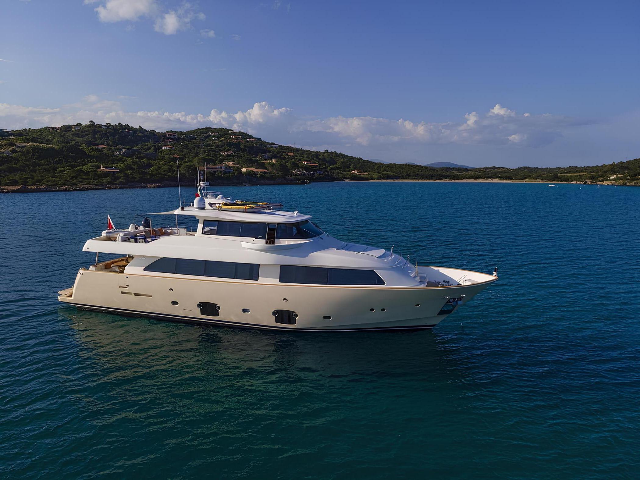 Экстерьер Custom Line Navetta 26 2009 MY EOLIA/Exterior Custom Line Navetta 26 2009 MY EOLIA