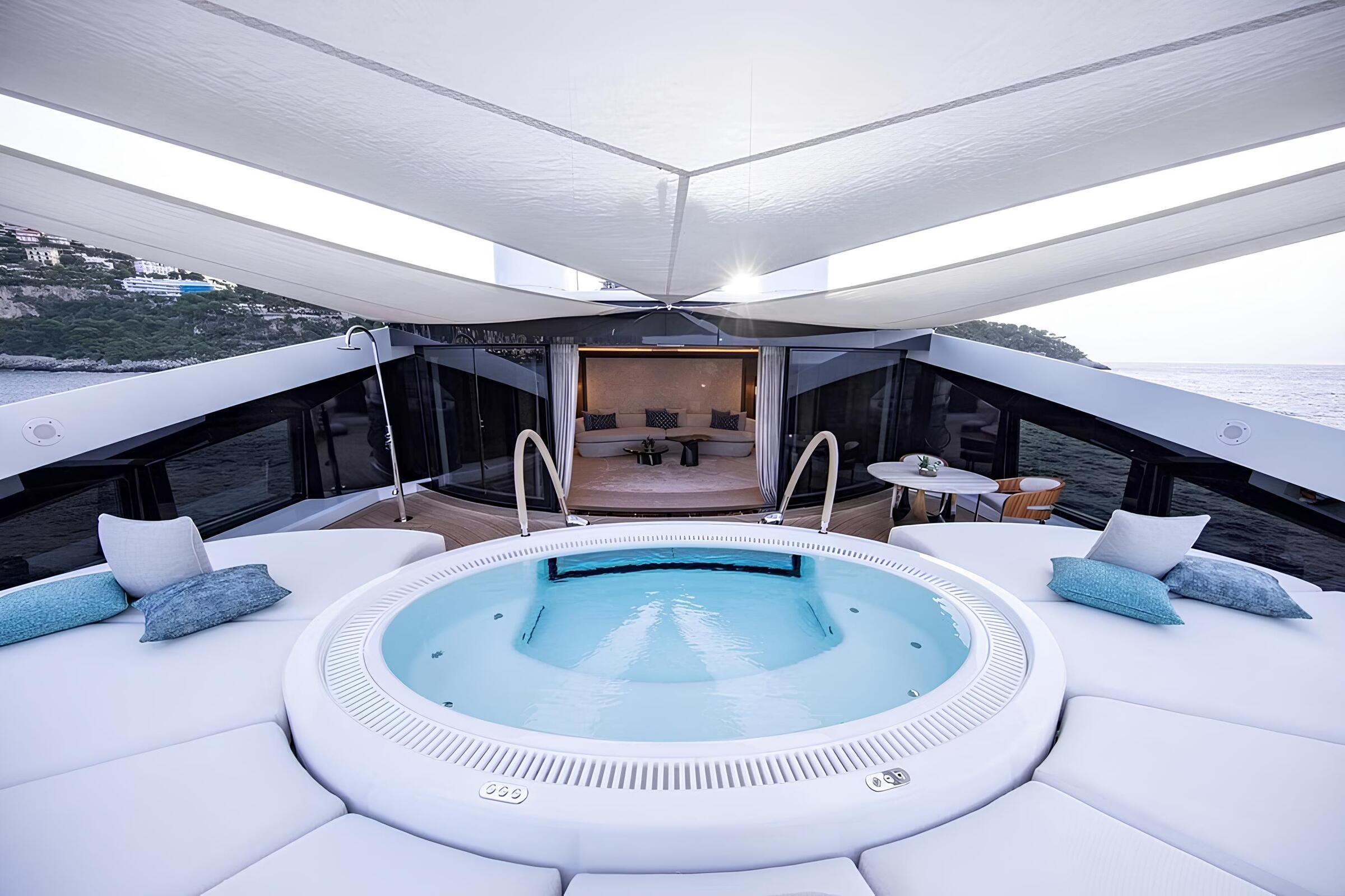 Частный джакузи на палубе владельца/Private Jacuzzi on owner's deck