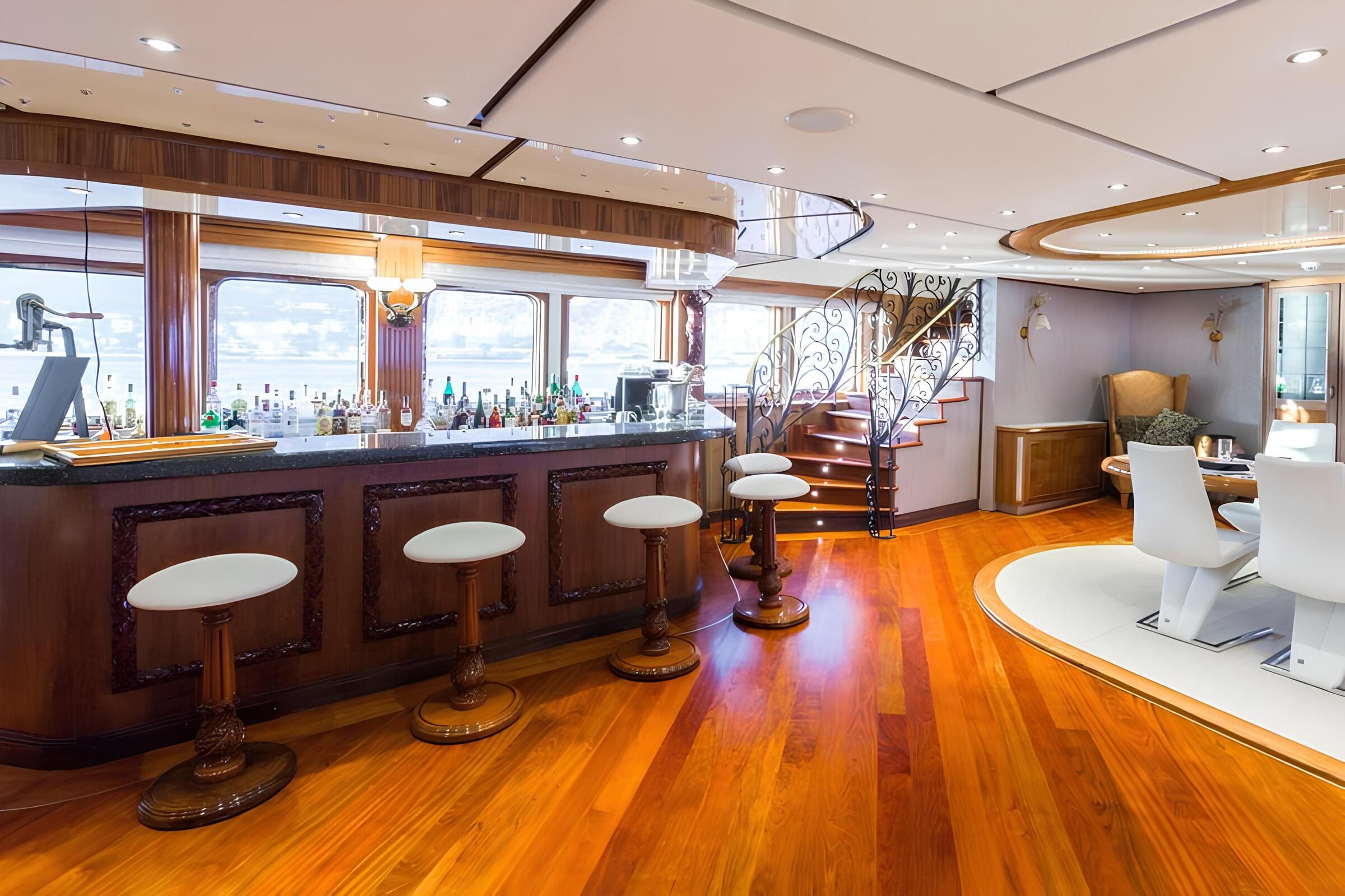Бар в главном салоне/Main salon bar