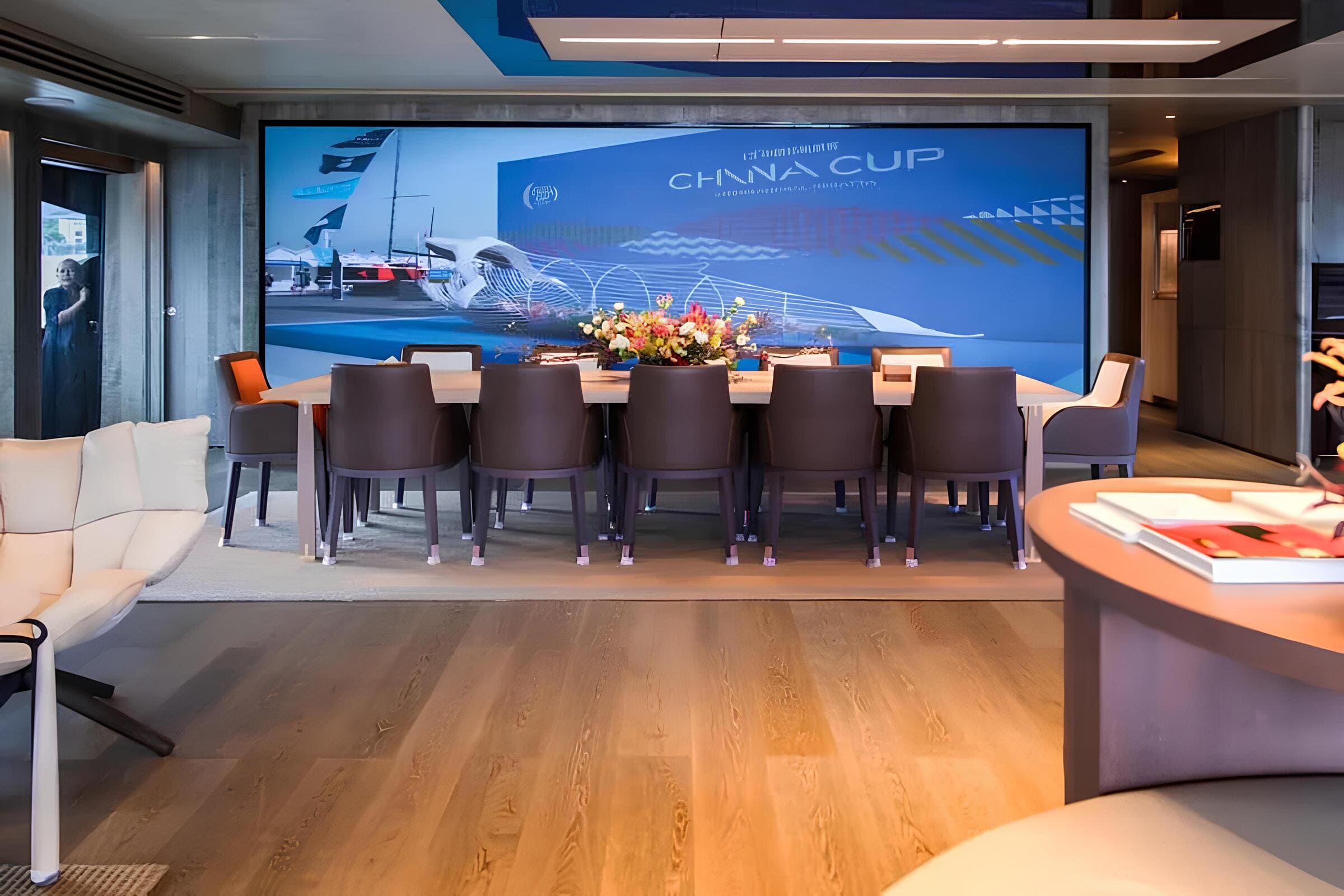 Обеденная зона в главном салоне/Main salon dining area