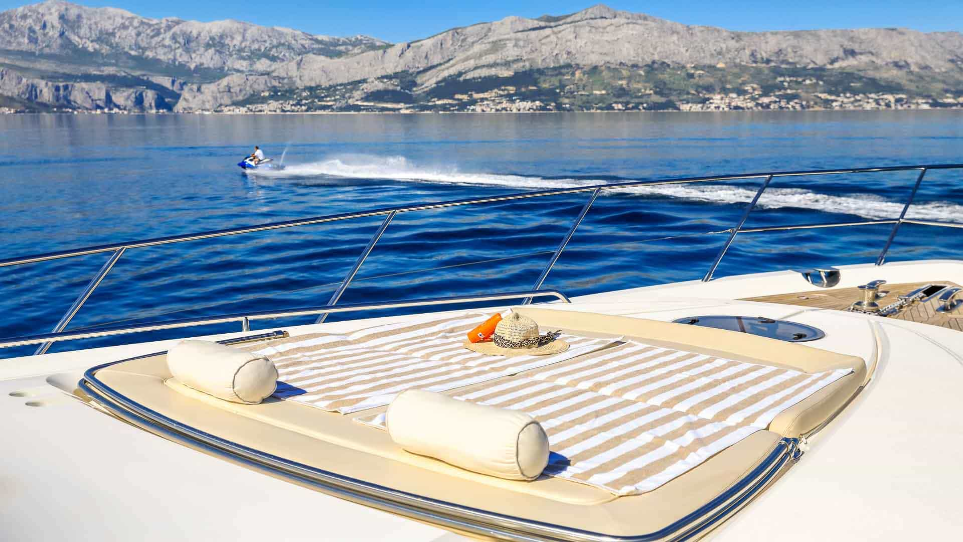 Шезлонги на носовой палубе/Sun loungers on the foredeck