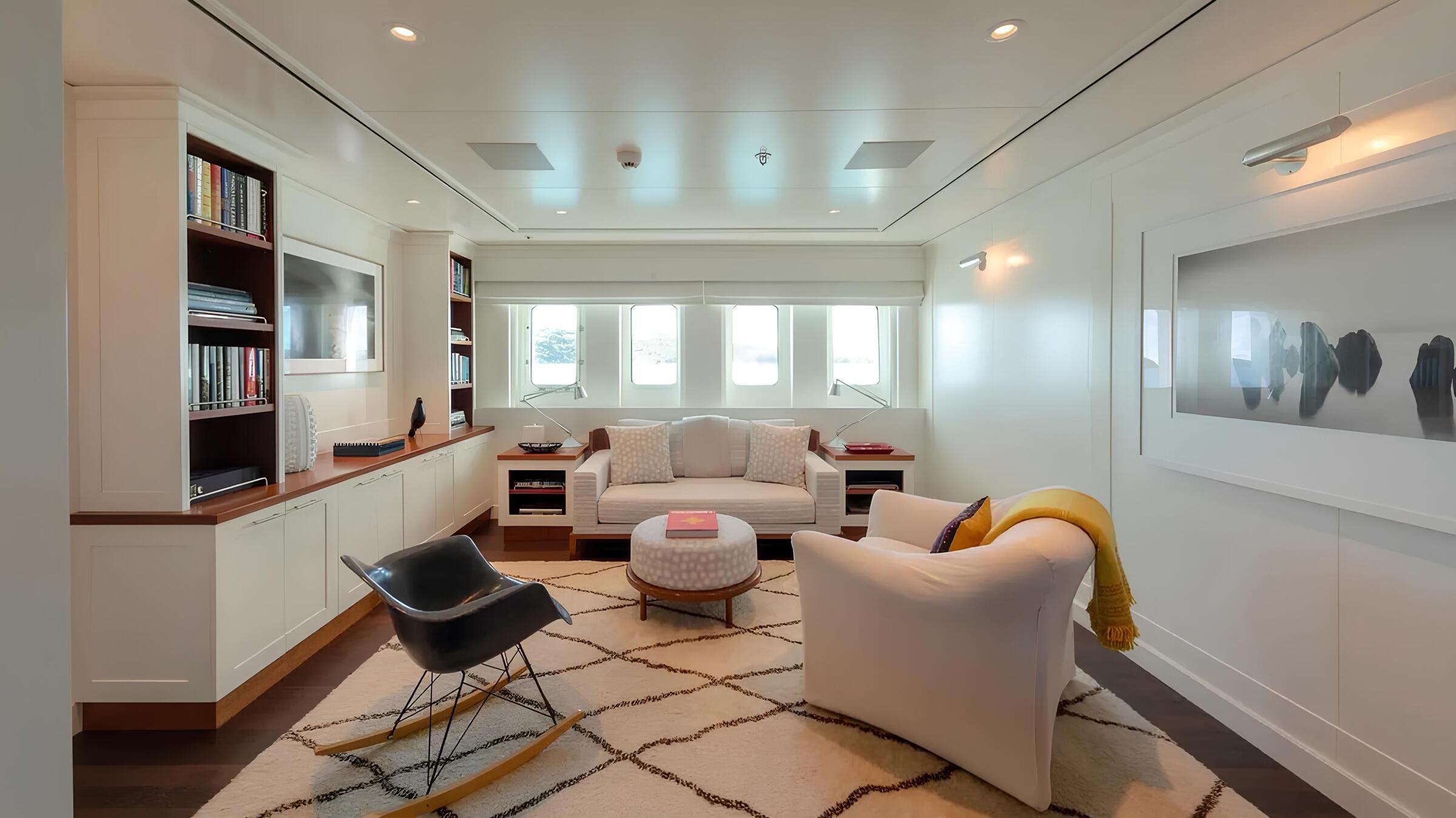 Зона отдыха в каюте владельца/Master cabin lounge area