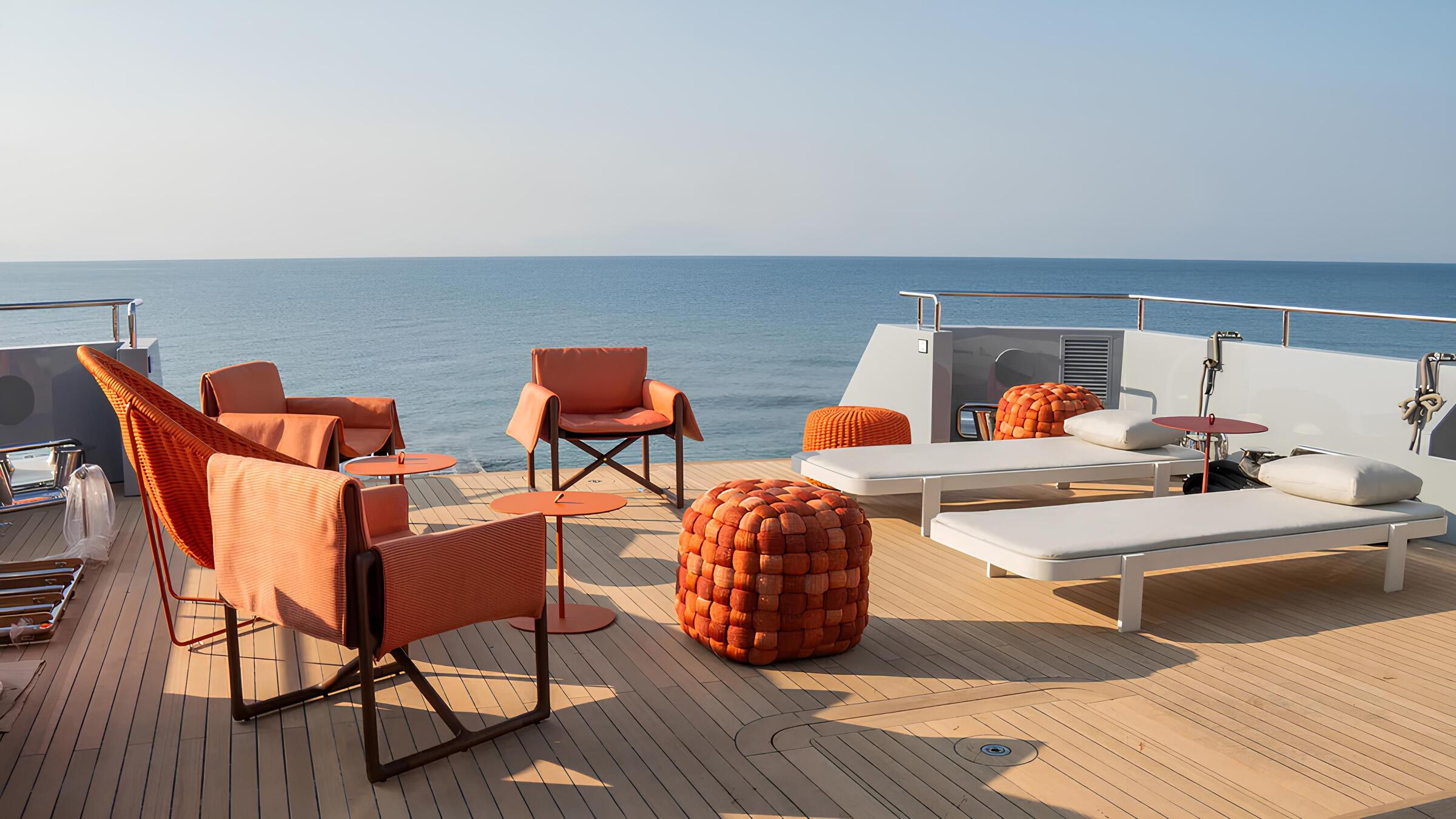 Зона отдыха на корме главной палубы/Aft main deck lounge area