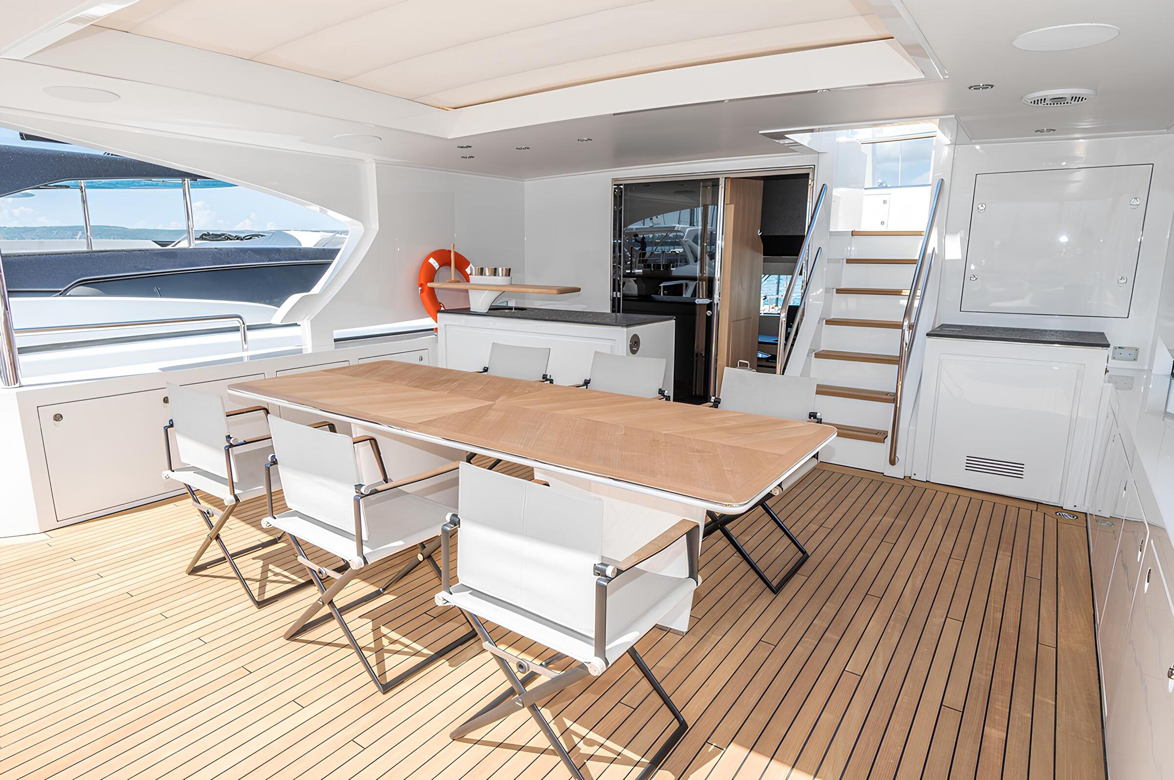 Обеденная зона на корме верхней палубы/Aft upper deck dining area