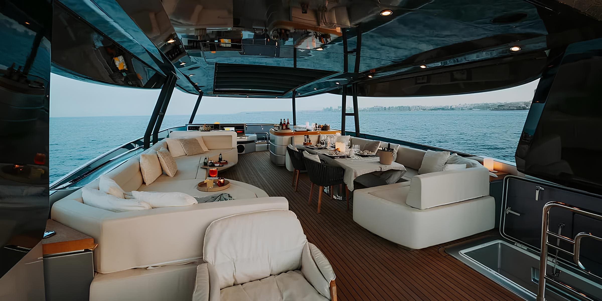 Зона отдыха на сандеке/Sundeck lounge area