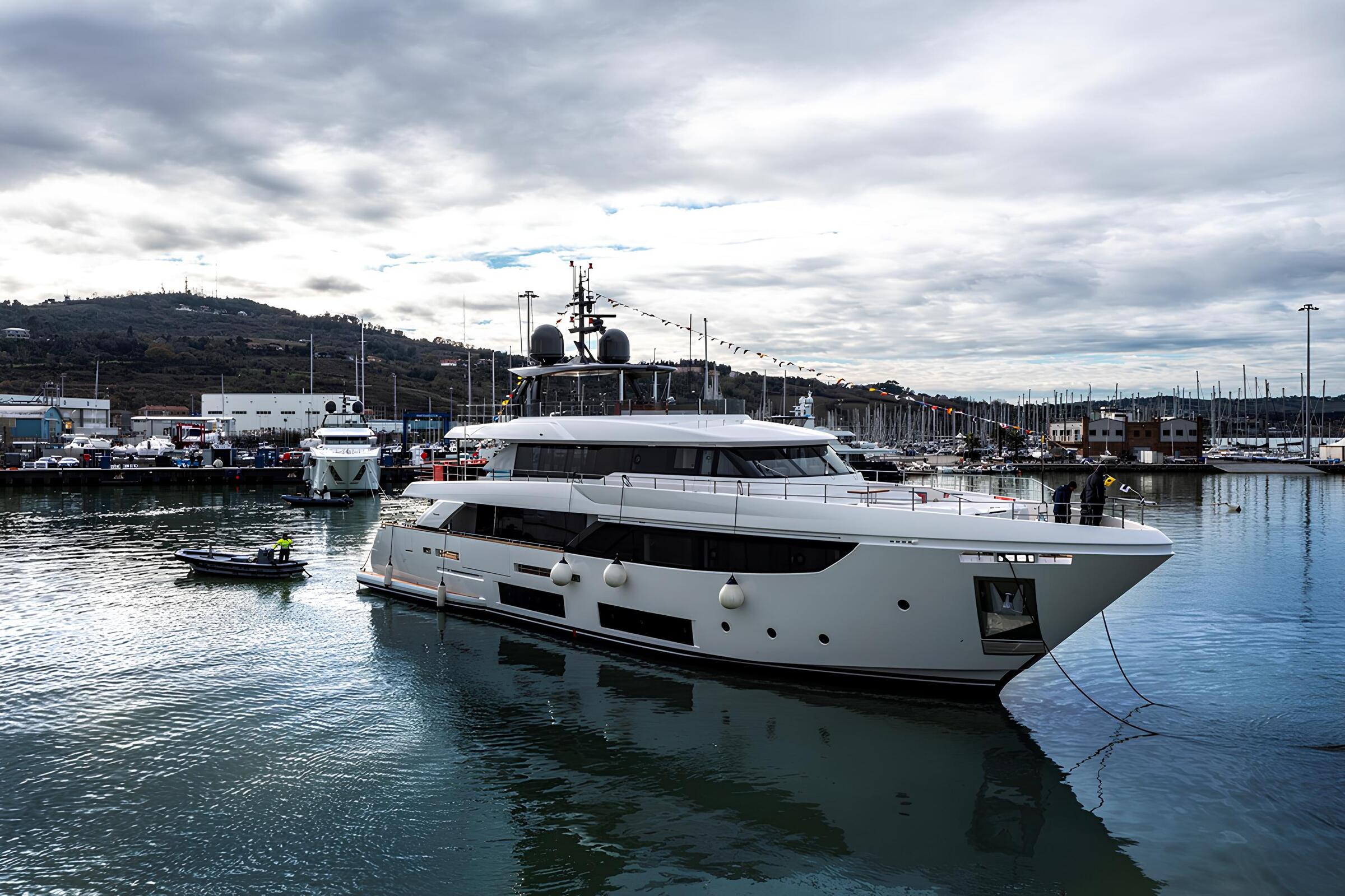 Экстерьер Custom Line Navetta 33 2022 MY HAIAMI/Exterior Custom Line Navetta 33 2022 MY HAIAMI