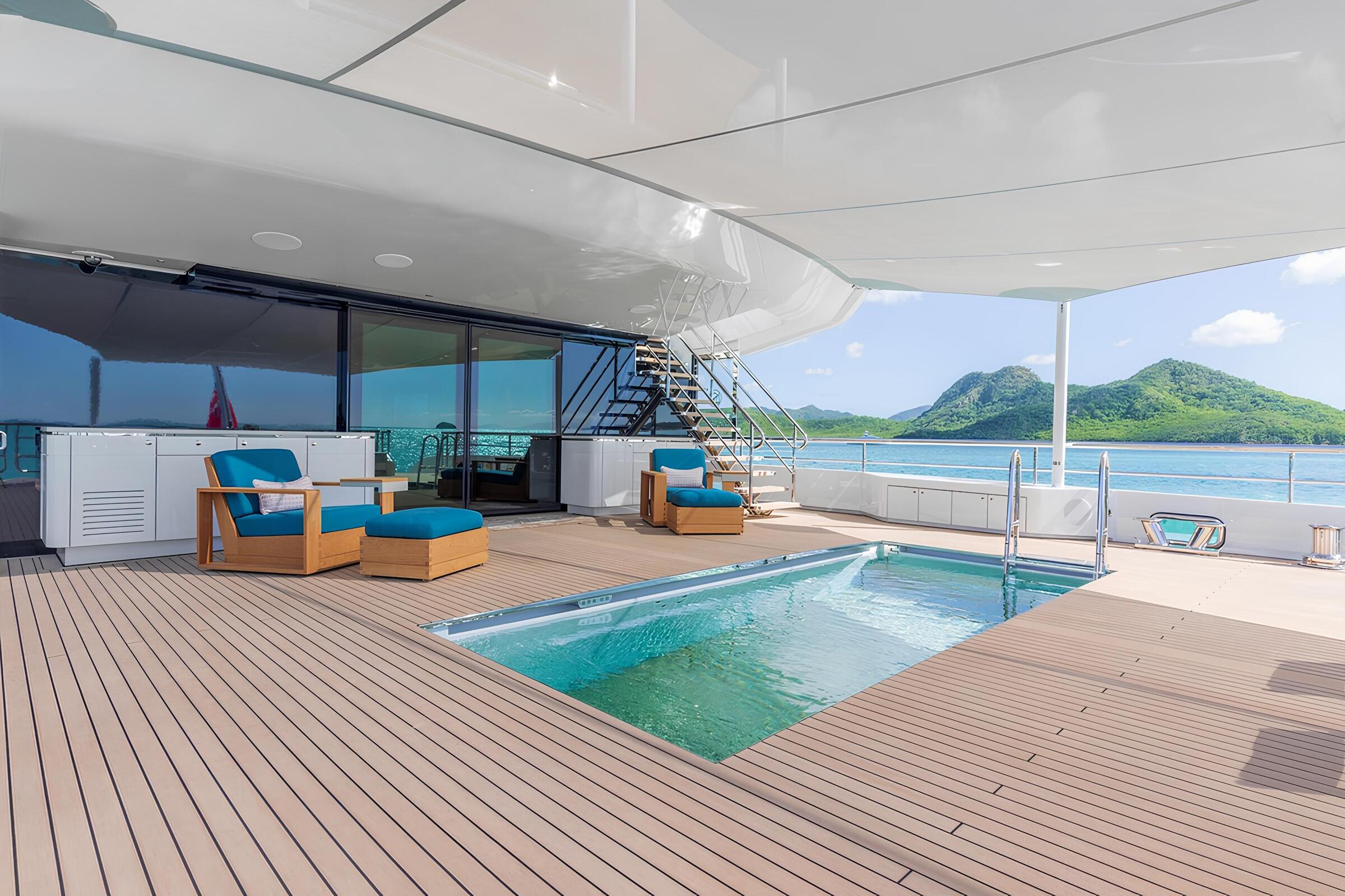 Зона отдыха на корме главной палубы/Aft main deck lounge area