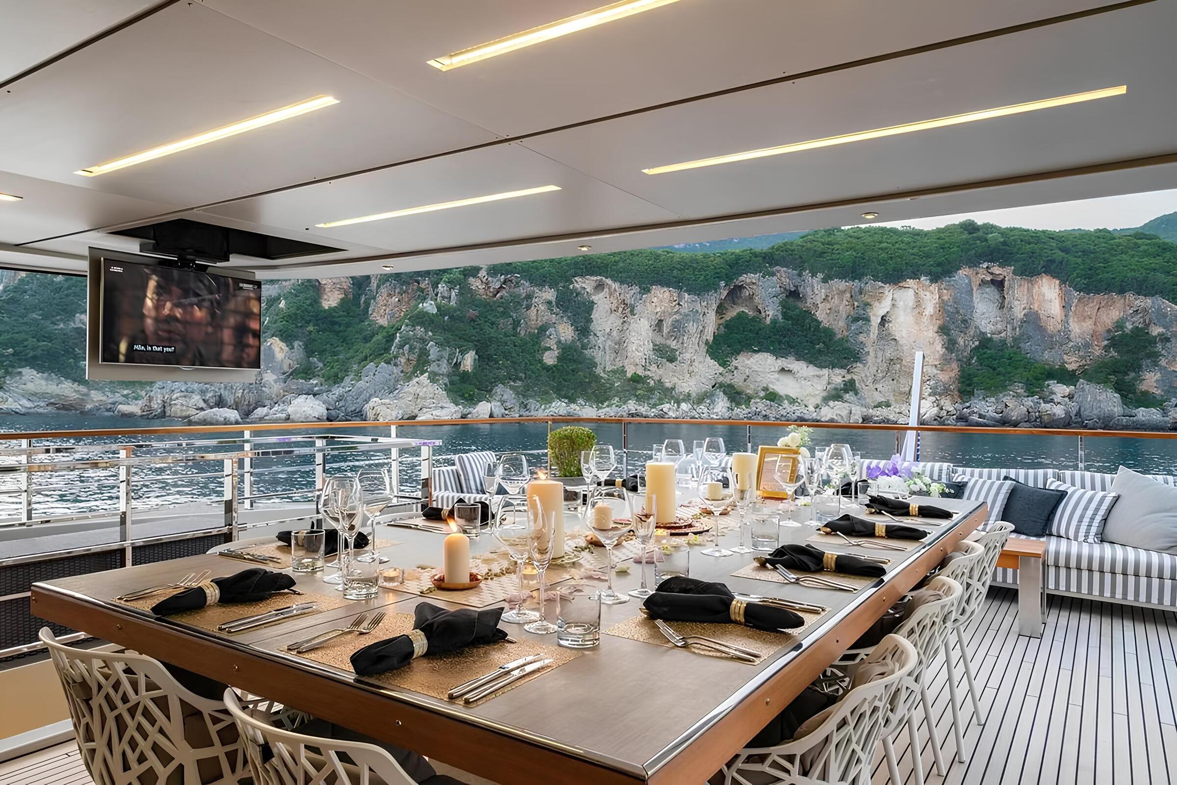 Обеденная зона на корме верхней палубы/Aft upper deck dining area