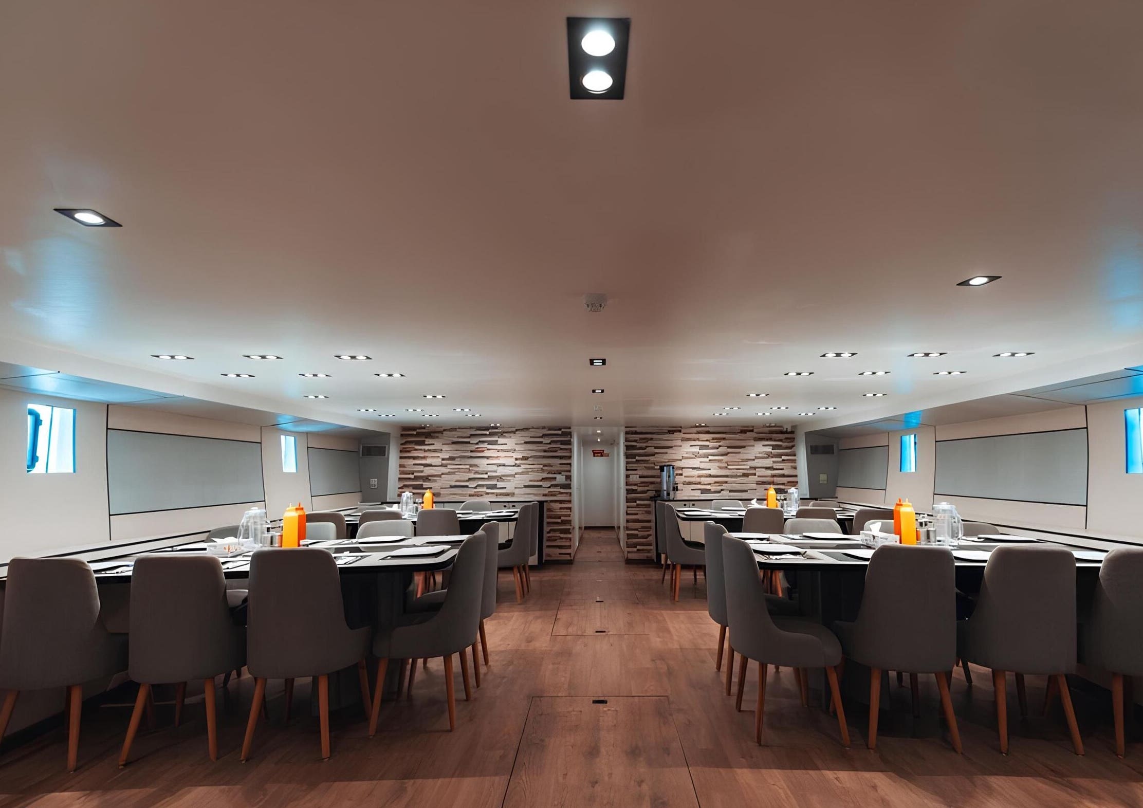 Обеденная зона на нижней палубе/Lower deck dining area