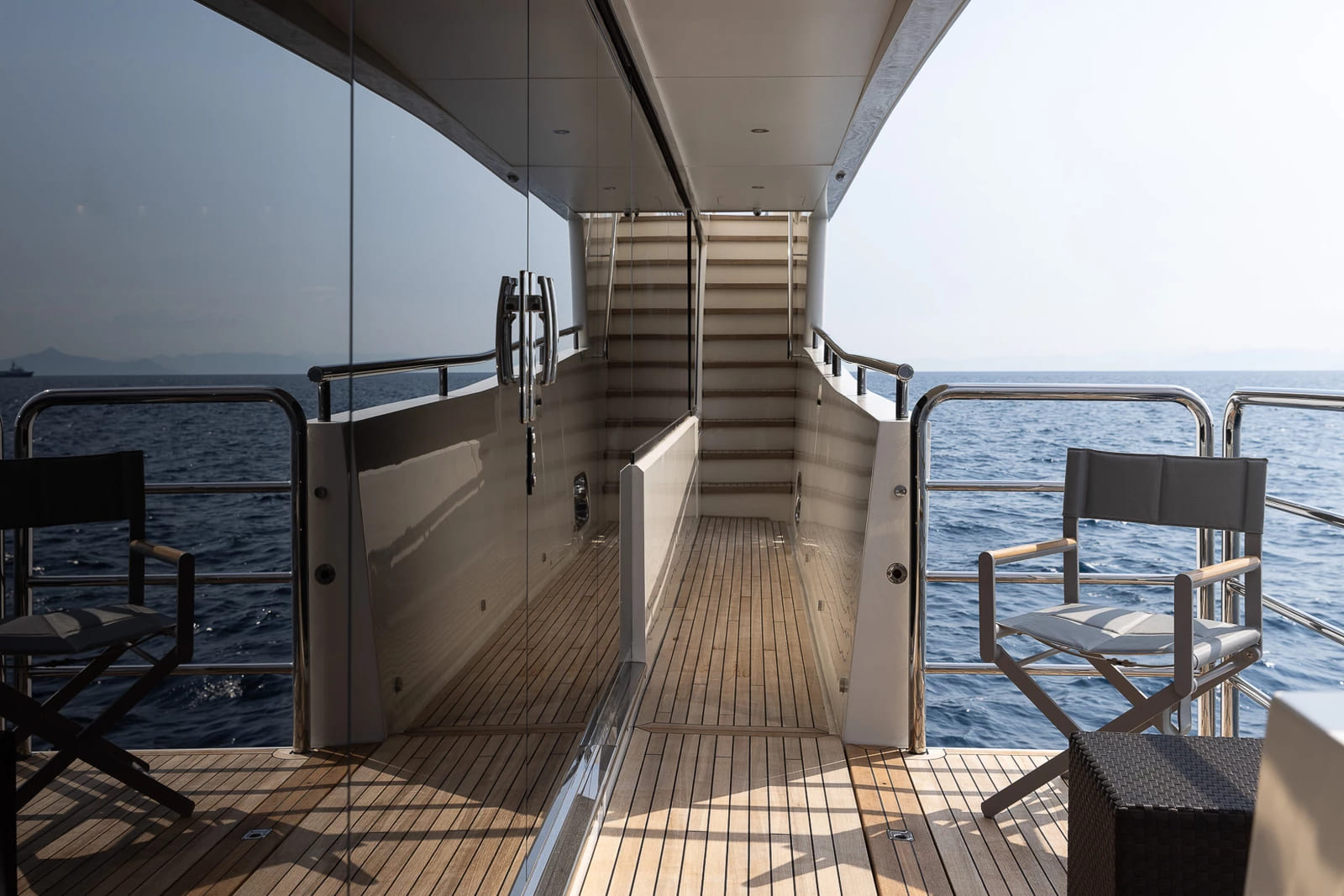 Откидной балкон по правому борту/Folding starboard balcony