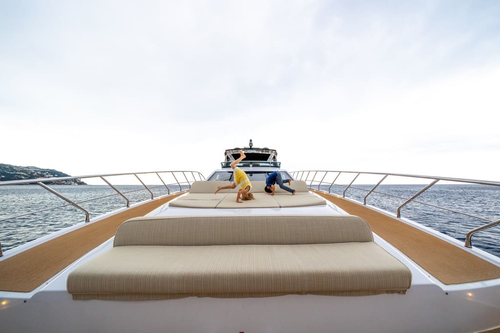 Шезлонги на носовой палубе/Sun loungers on the foredeck