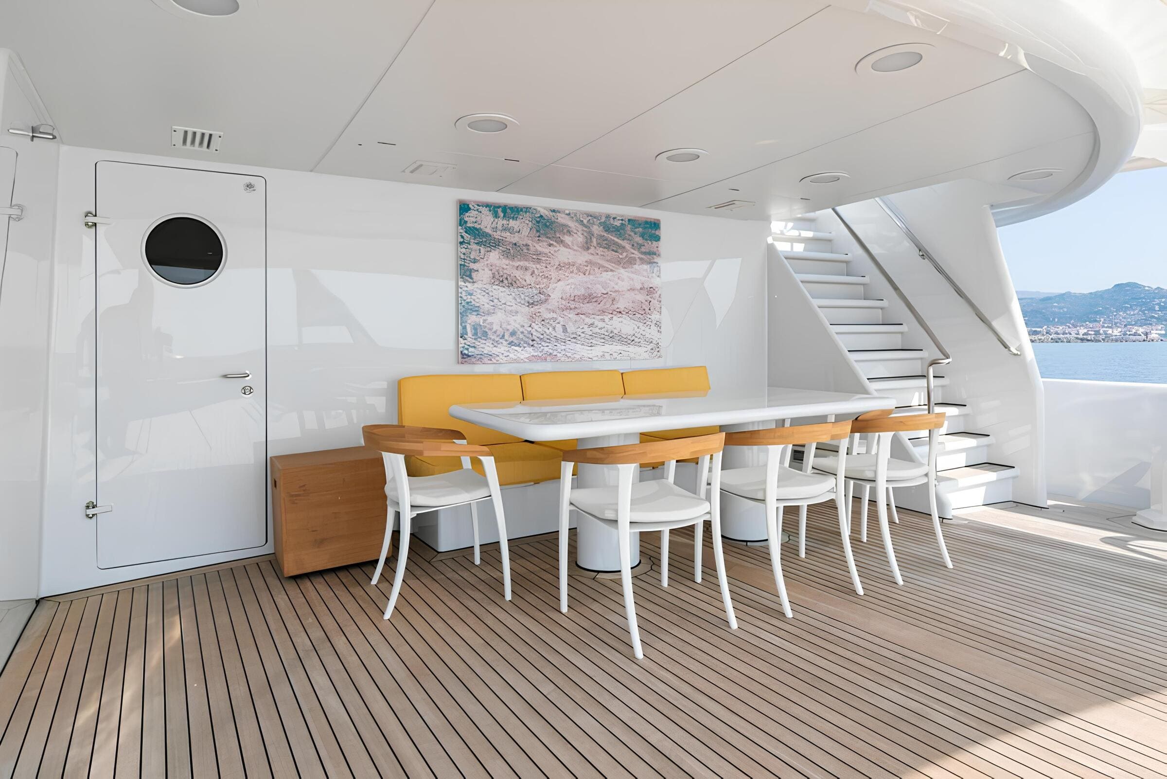 Обеденная зона на корме верхней палубы/Aft upper deck dining area