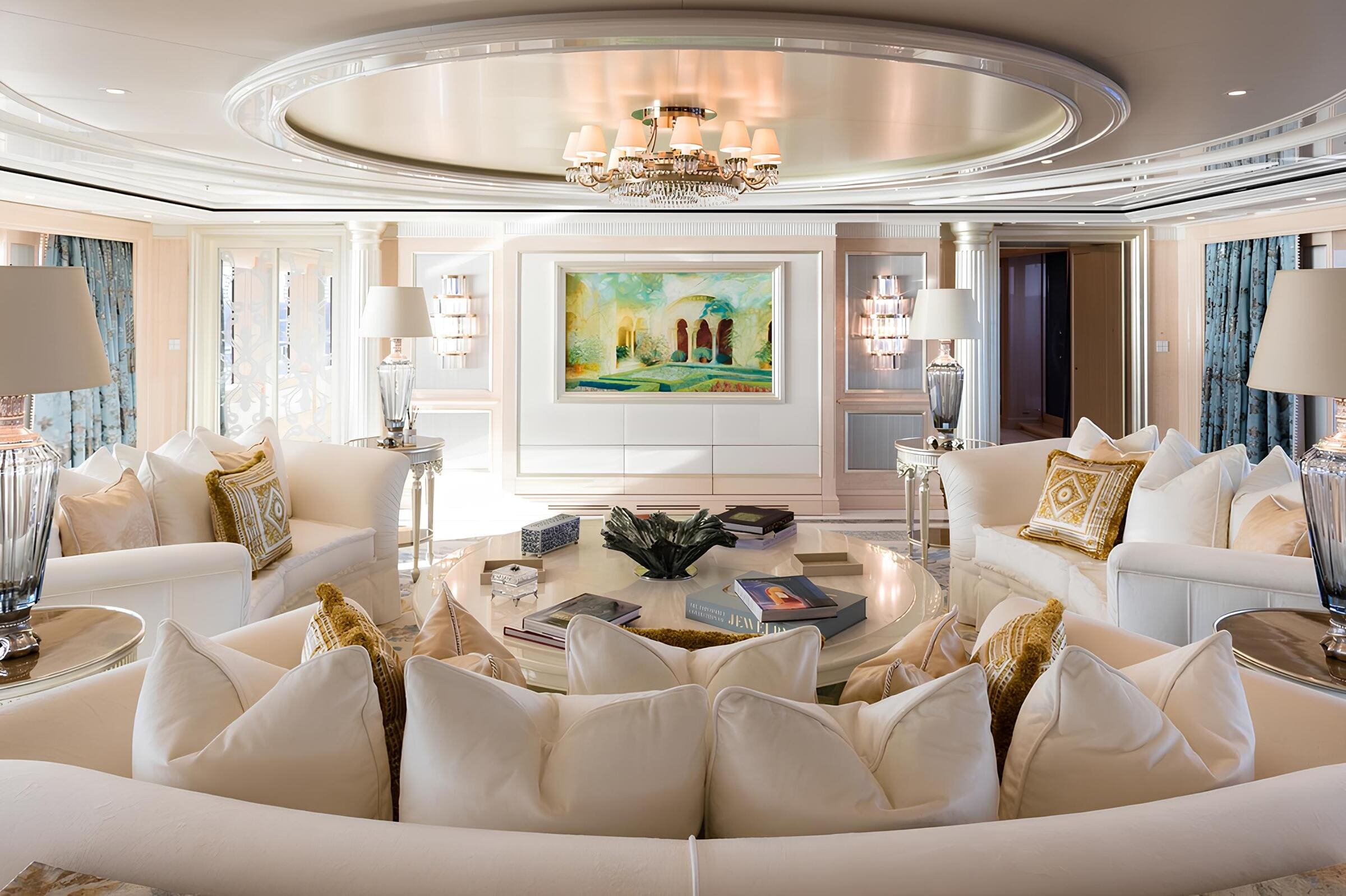 Зона отдыха в главном салоне/Main salon lounge area