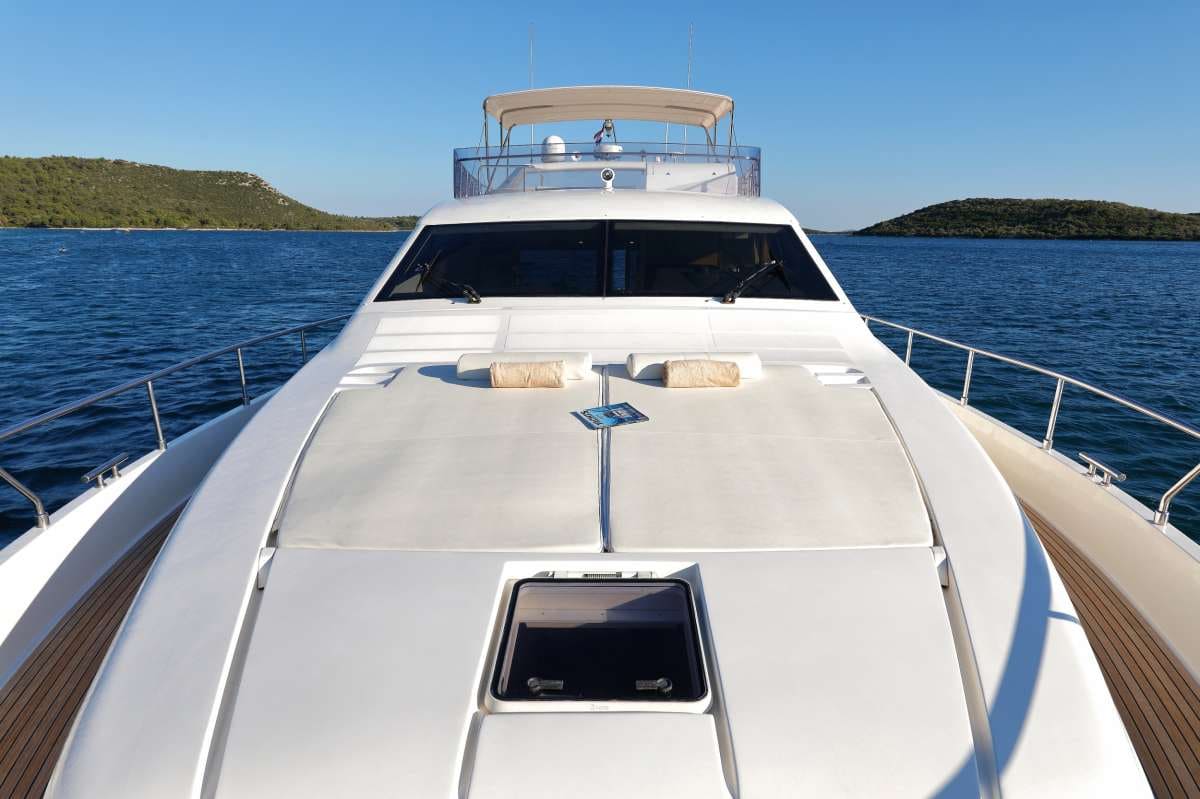 Шезлонги на носовой палубе/Sun loungers on the foredeck