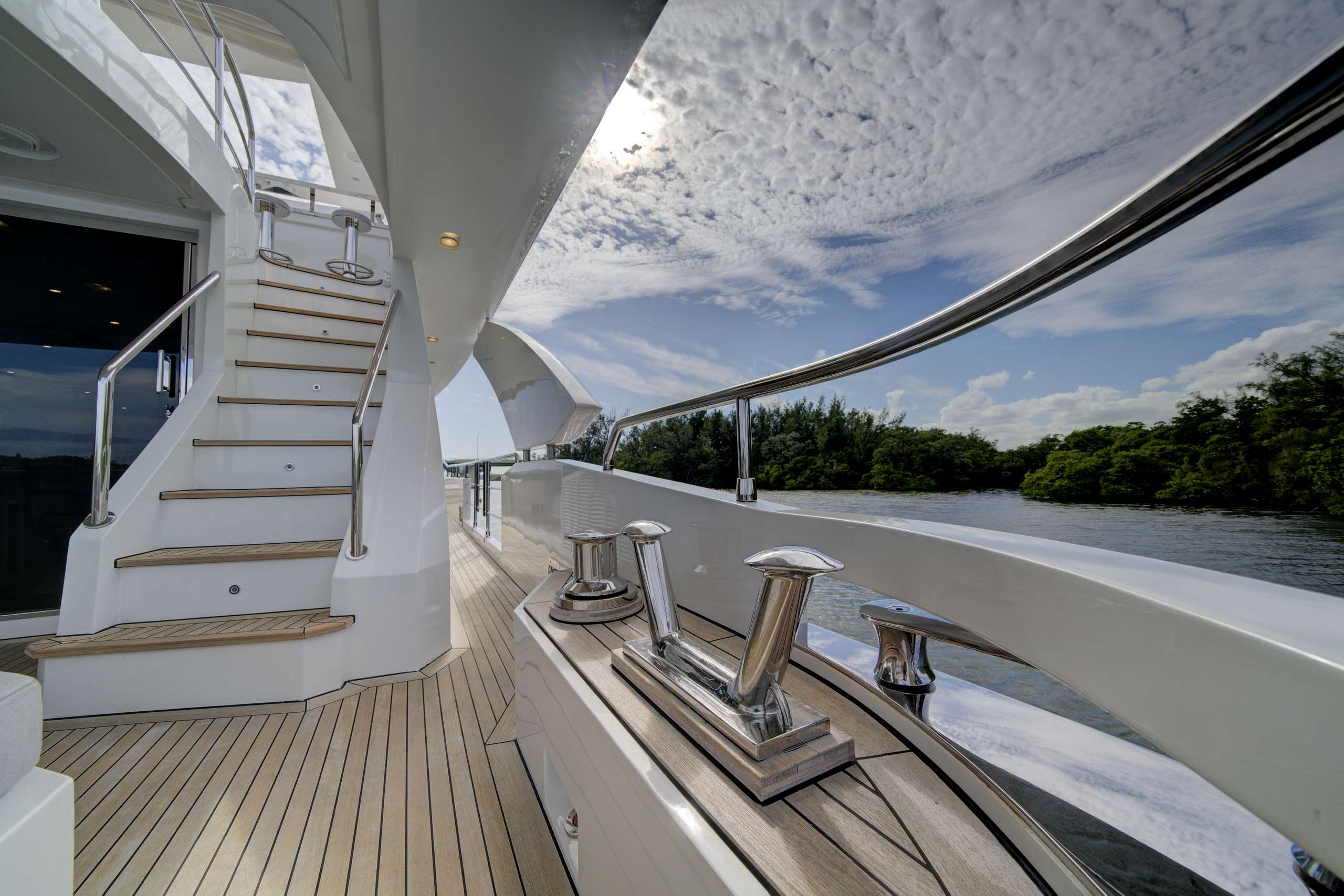 Лестница на главную палубу/Stairs to the main deck