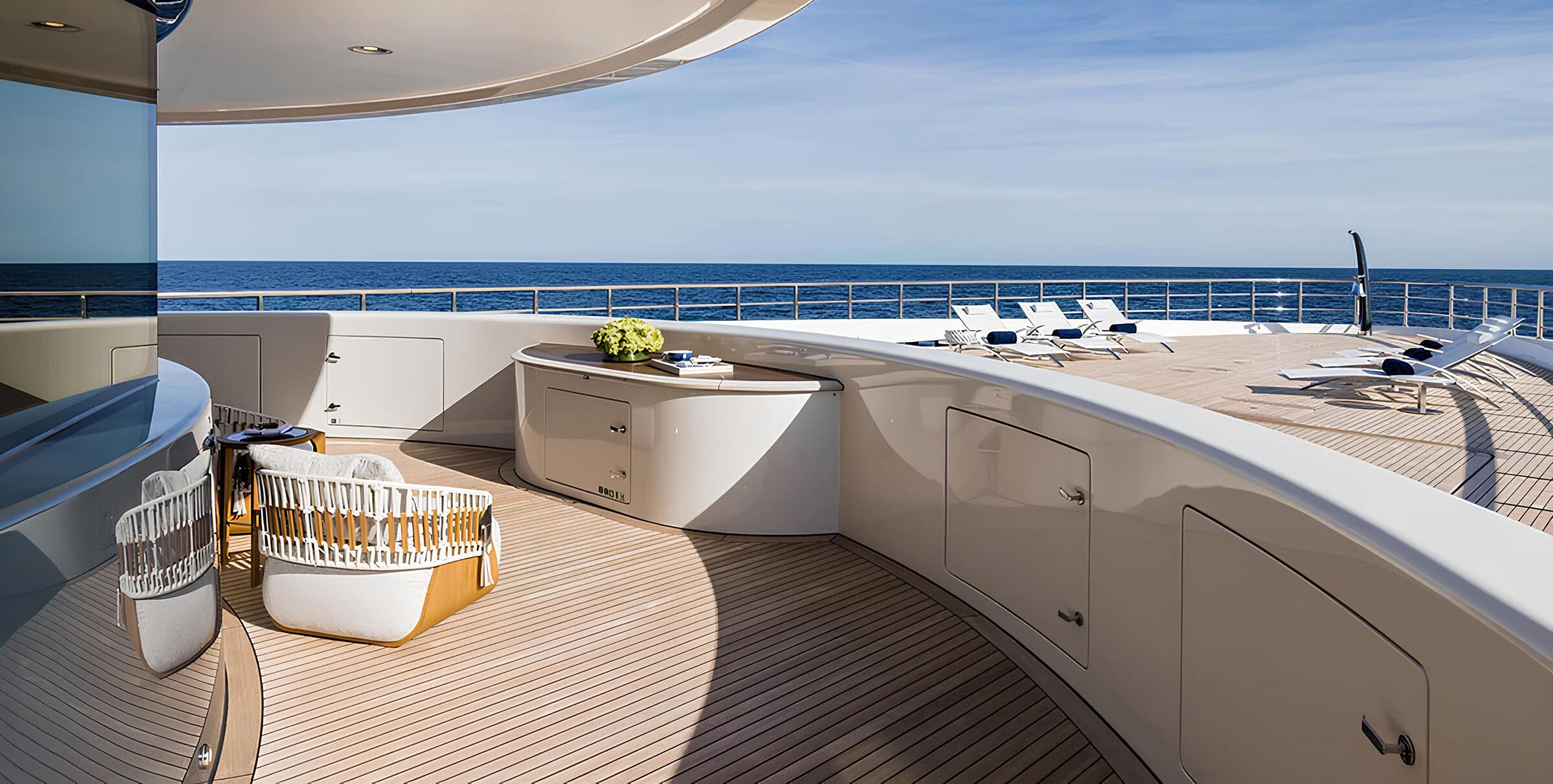 Зона отдыха на носу/Bow lounge area