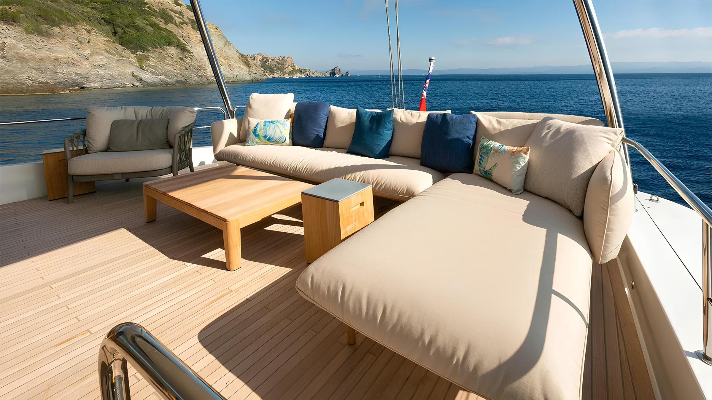 Зона отдыха на флайбридже/Flybridge lounge area