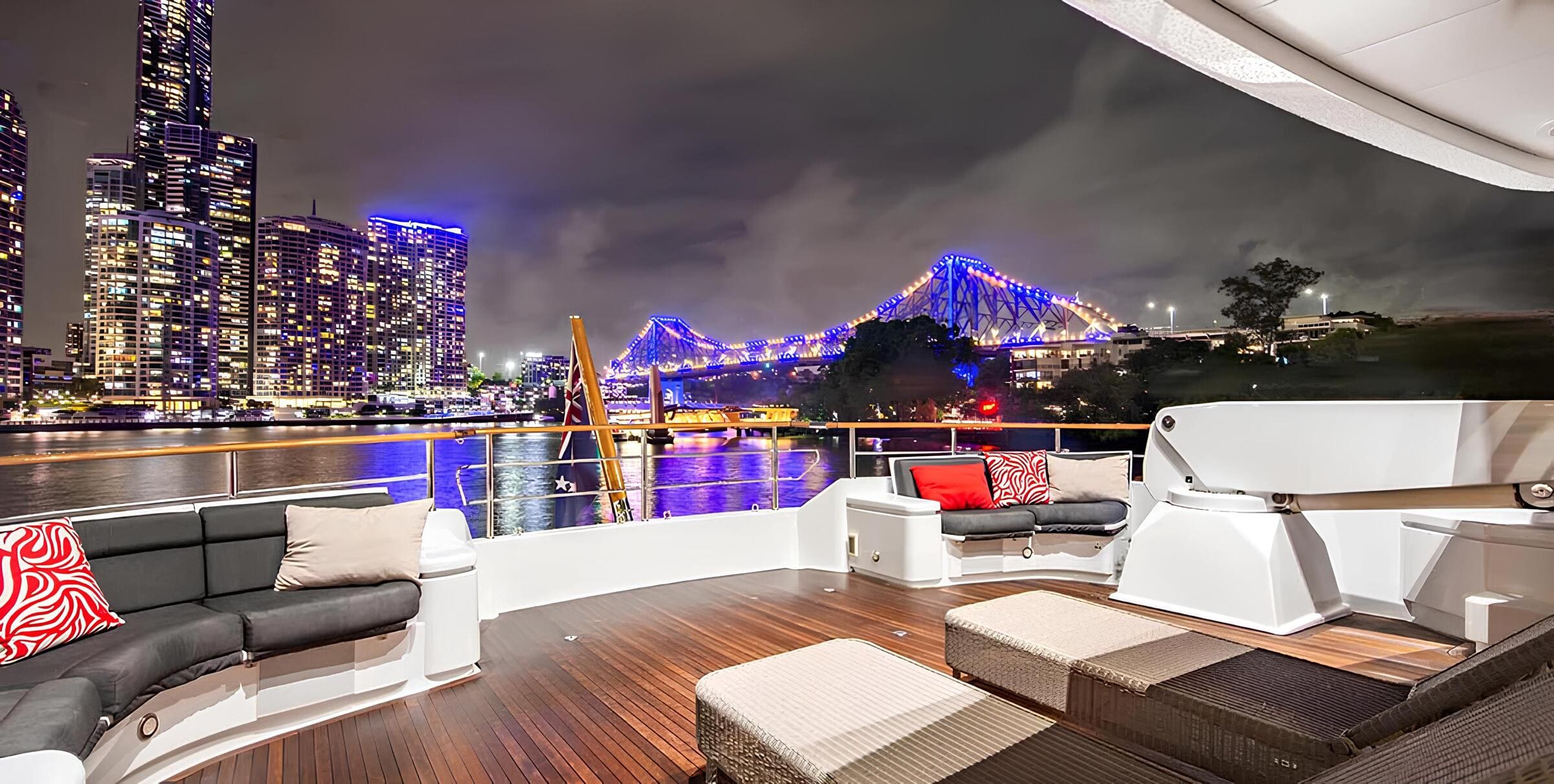 Зона отдыха на корме верхней палубы/Aft upper deck lounge area