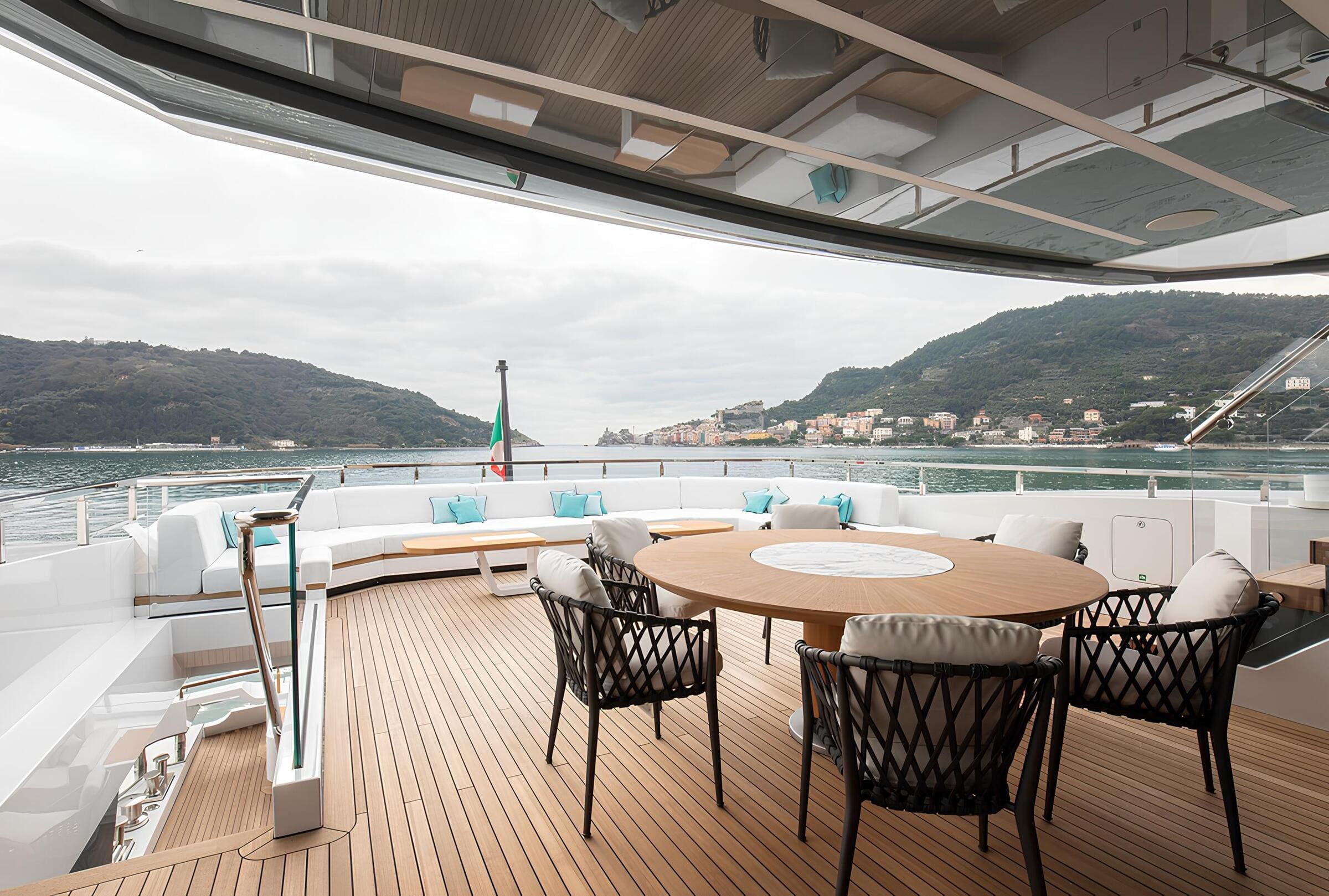 Обеденная зона на корме верхней палубы/Aft upper deck dining area