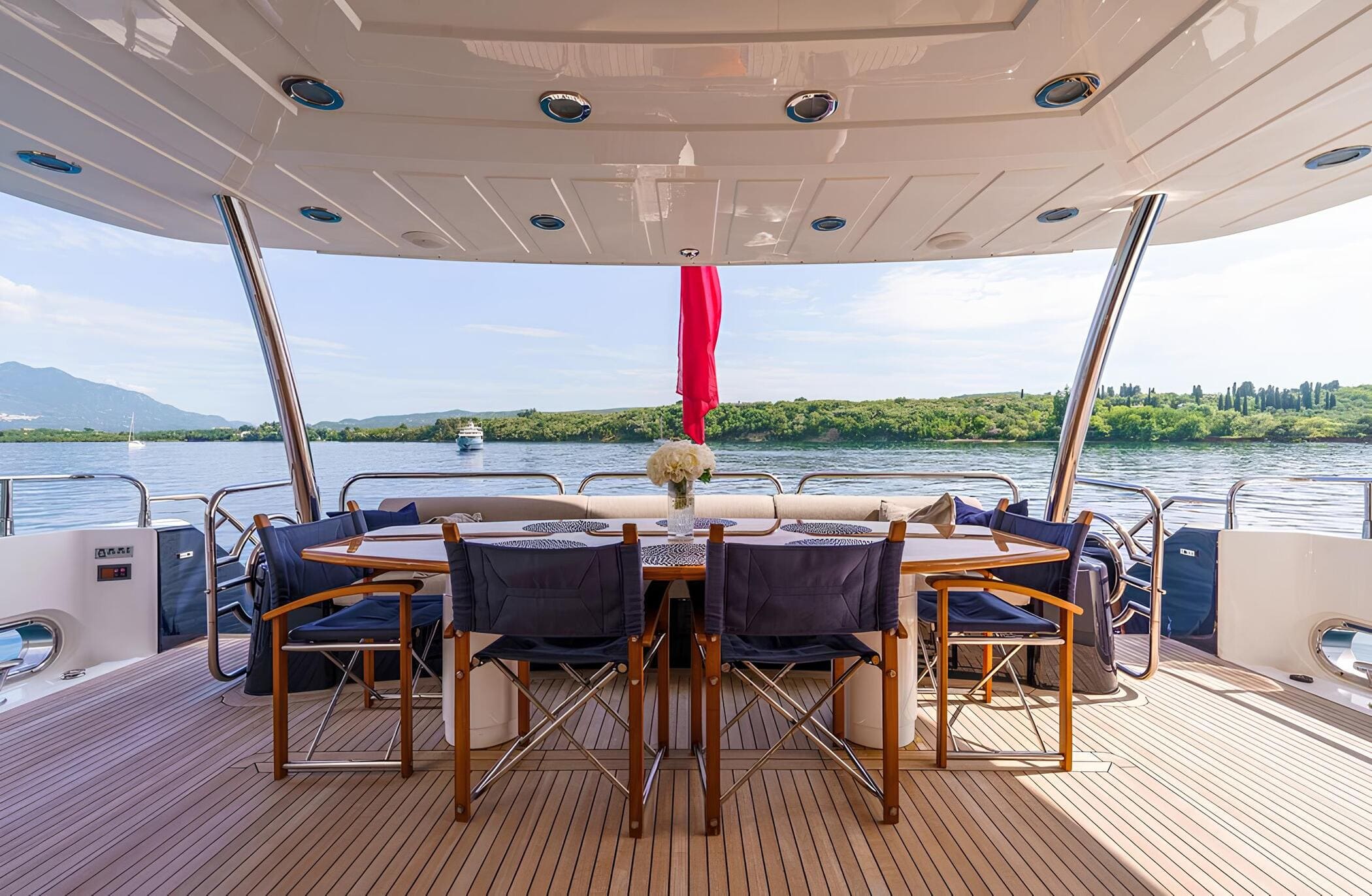 Обеденная зона на кокпите/Cockpit dining area