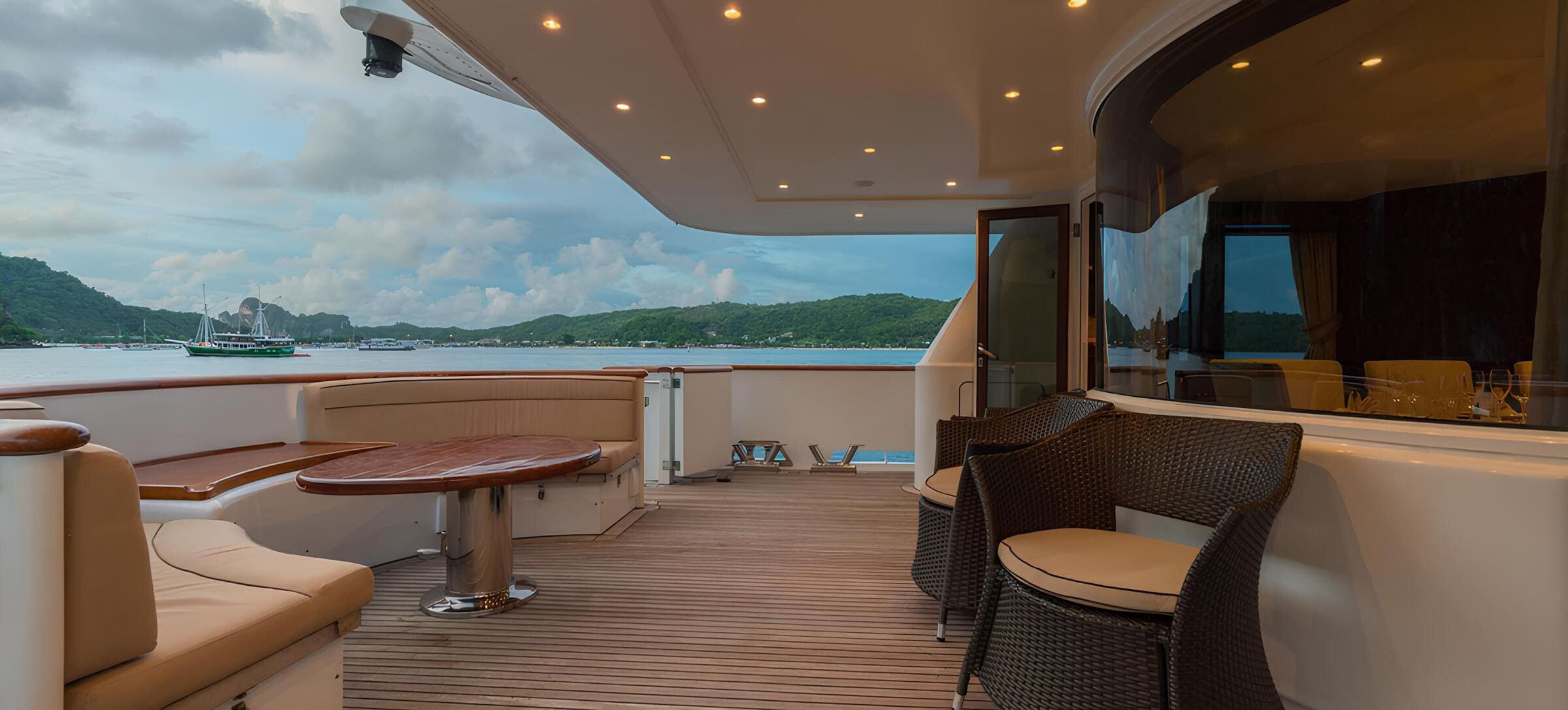 Обеденная зона на корме главной палубы/Aft main deck dining area