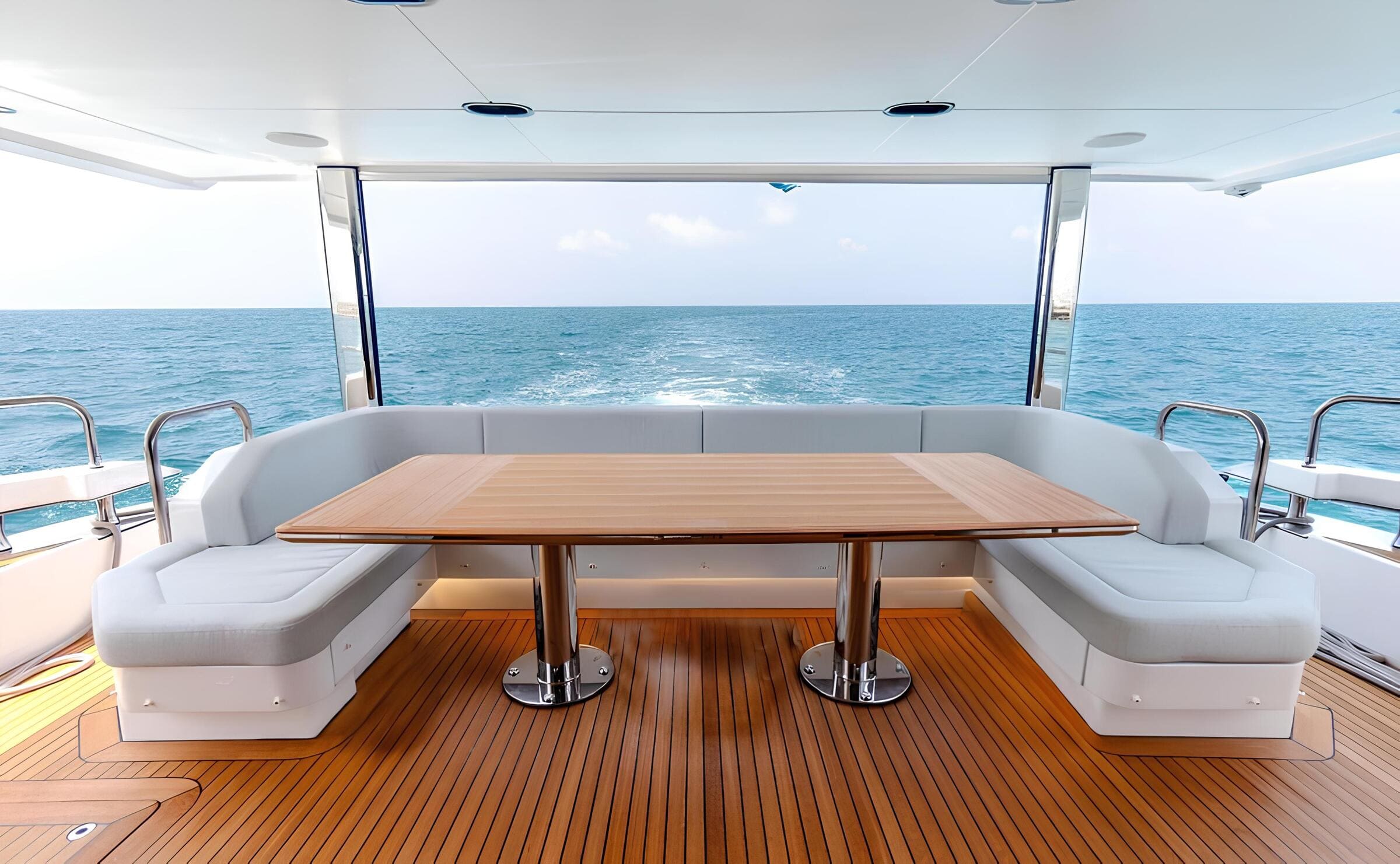 Обеденная зона в кокпите/Cockpit dining area