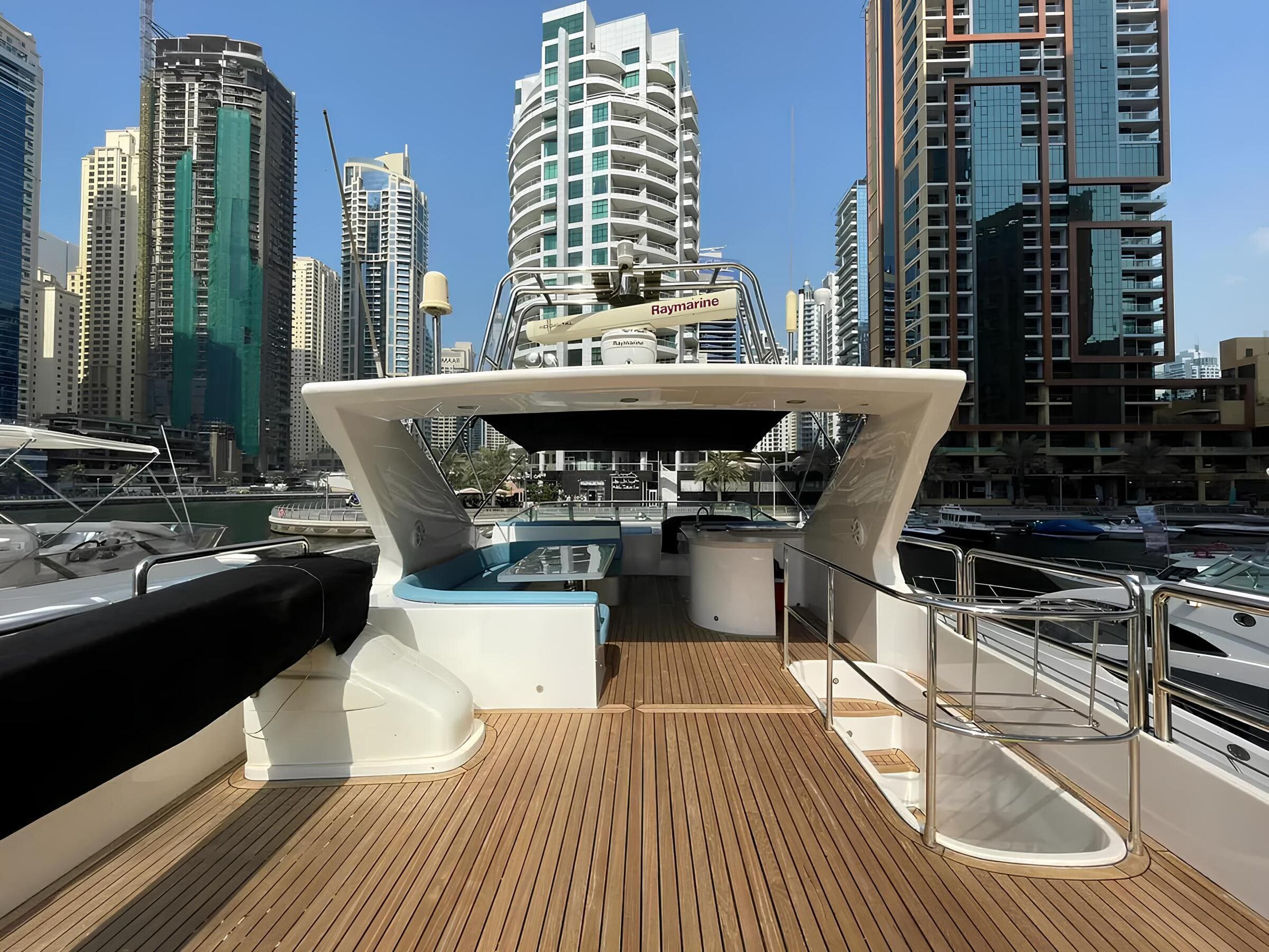 Зона отдыха на флайбридже/Flybridge lounge area