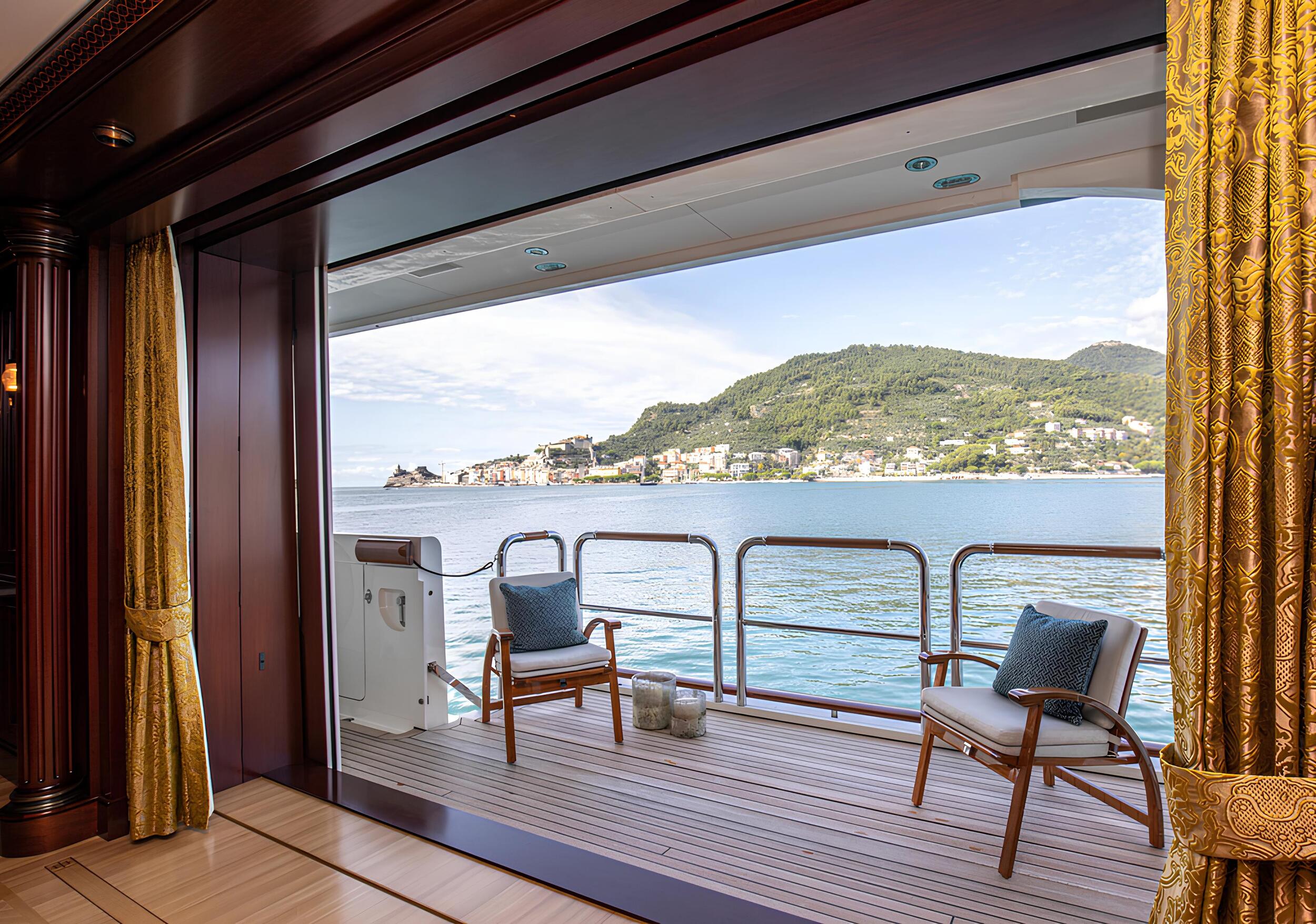 Откидной балкон по правому борту/Folding starboard balcony