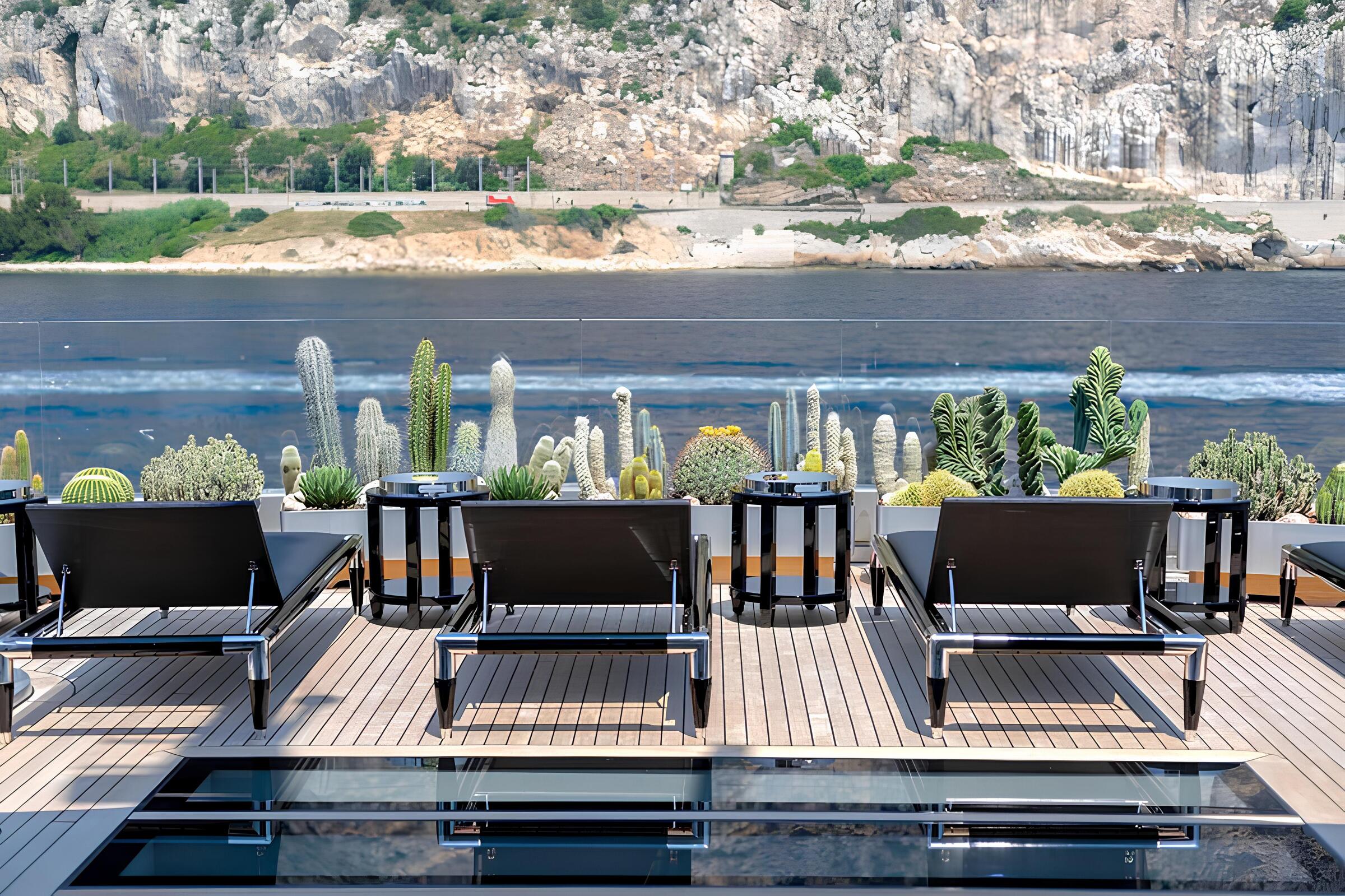 Зона для загорания в кормовой части сандека/Sundeck aft sunbathing area