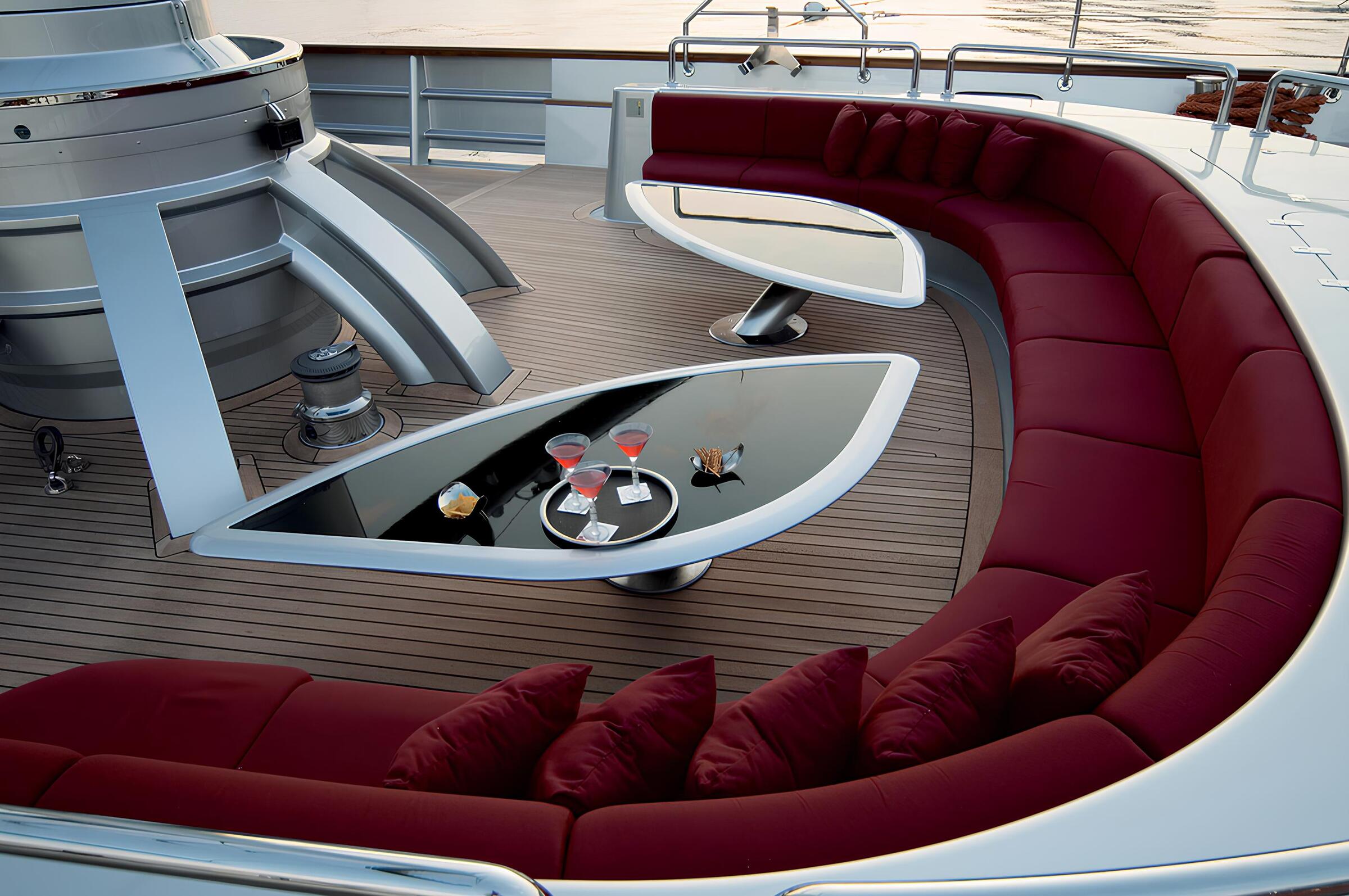 Зона отдыха на корме главной палубы/Aft main deck lounge area