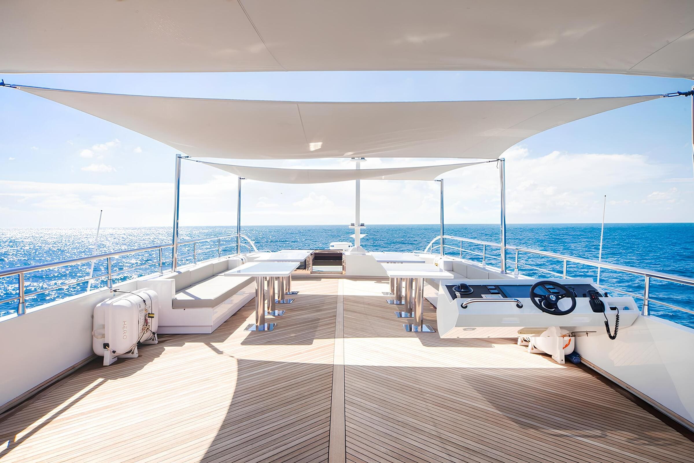 Обеденная зона на сандеке/Sundeck dining area