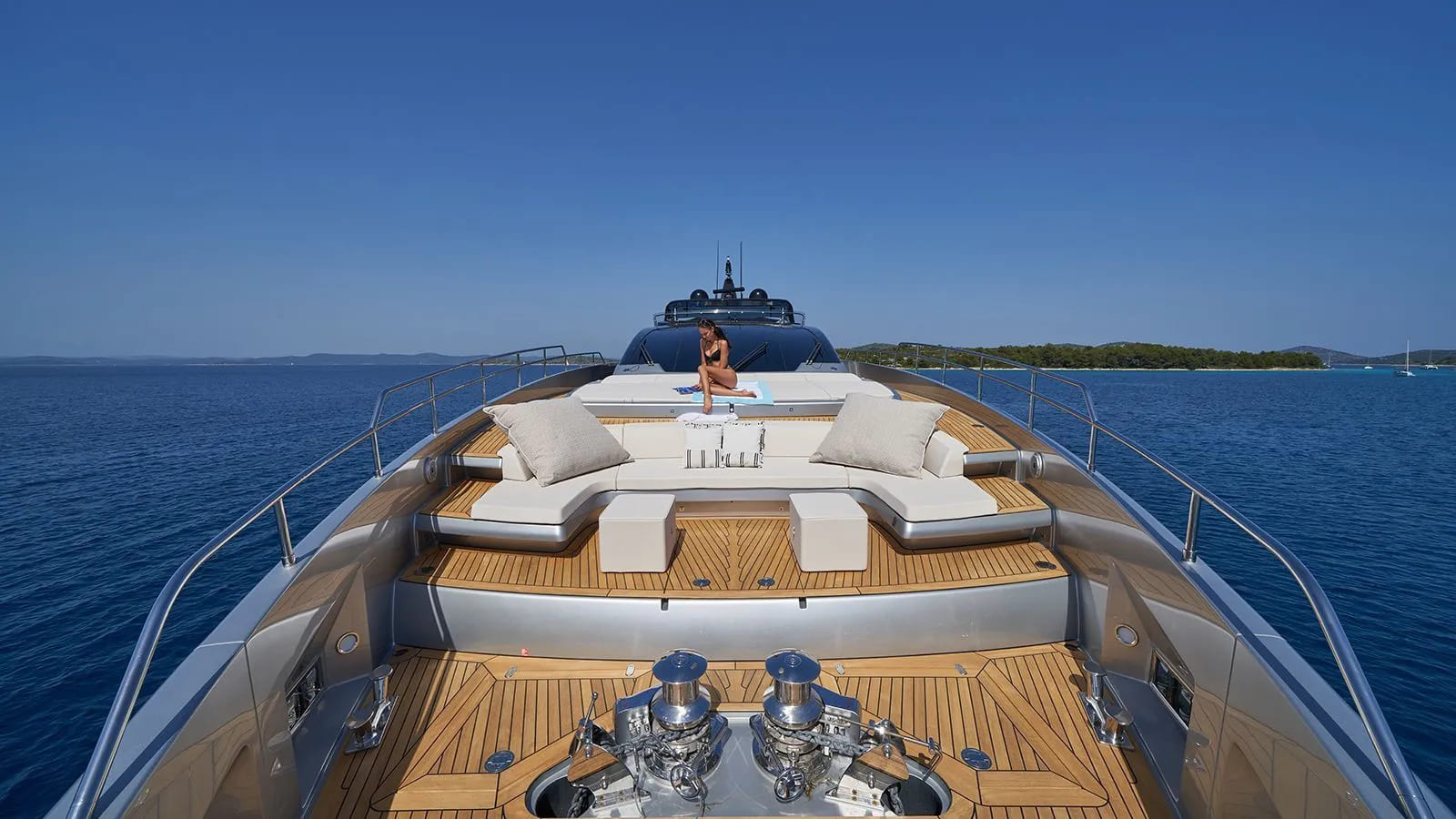 Шезлонги на носовой палубе/Sun loungers on the foredeck