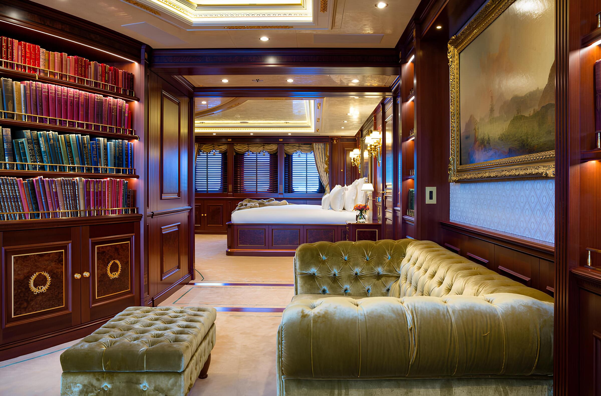 Зона отдыха в каюте владельца/Master cabin lounge area