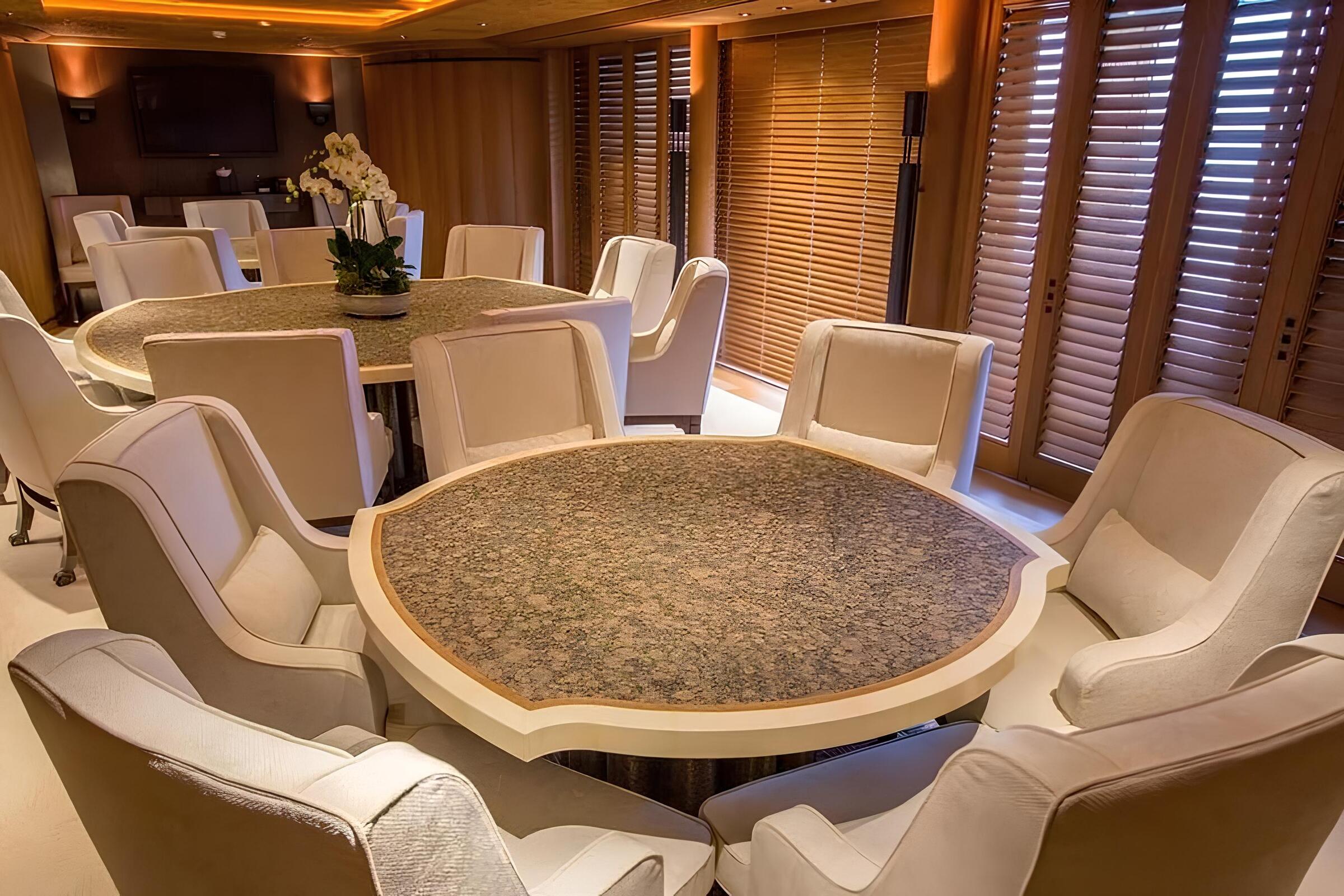 Обеденная зона в главном салоне/Main salon dining area