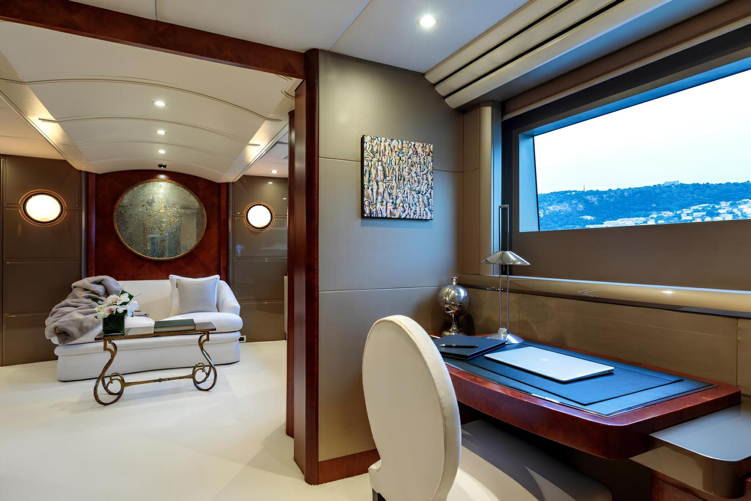 Кабинет в каюте владельца/Office in the master cabin