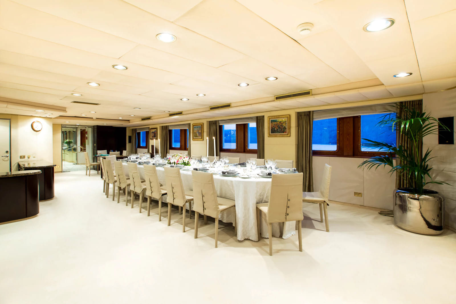 Обеденная зона в главном салоне/Main salon dining area