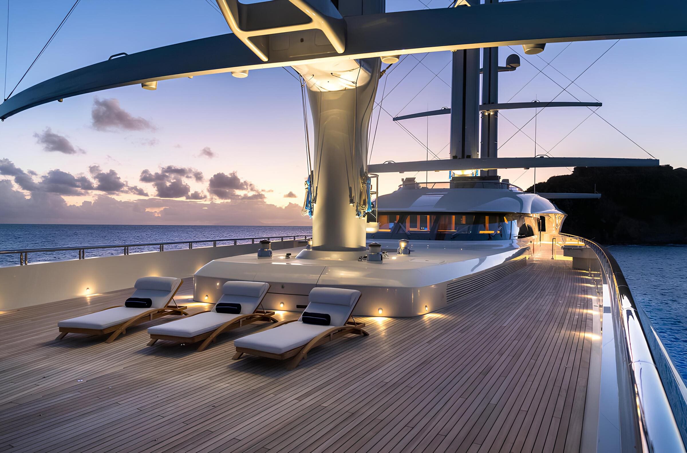 Зона отдыха на носу/Bow lounge area