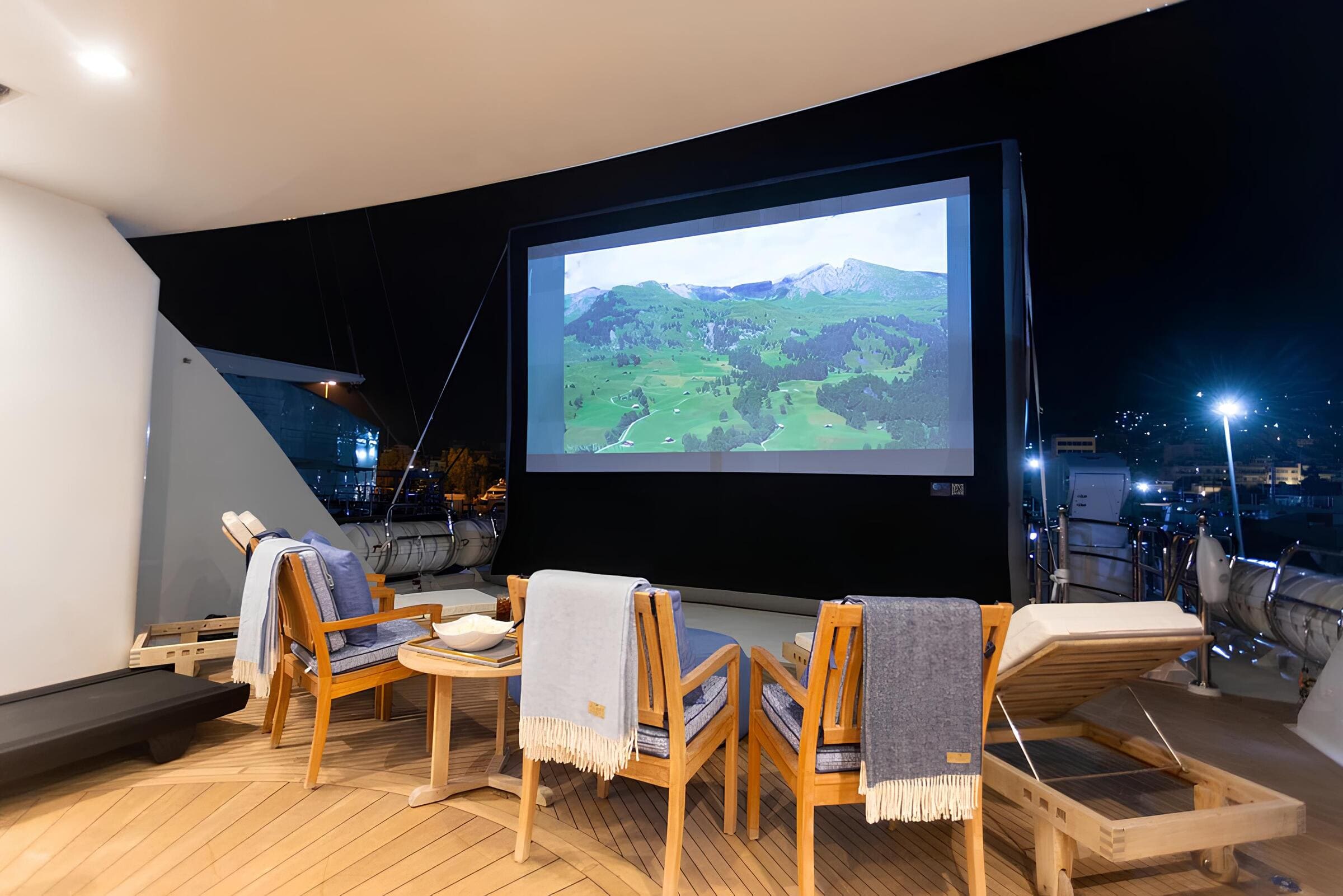 Зона отдыха на сандеке/Sundeck lounge area