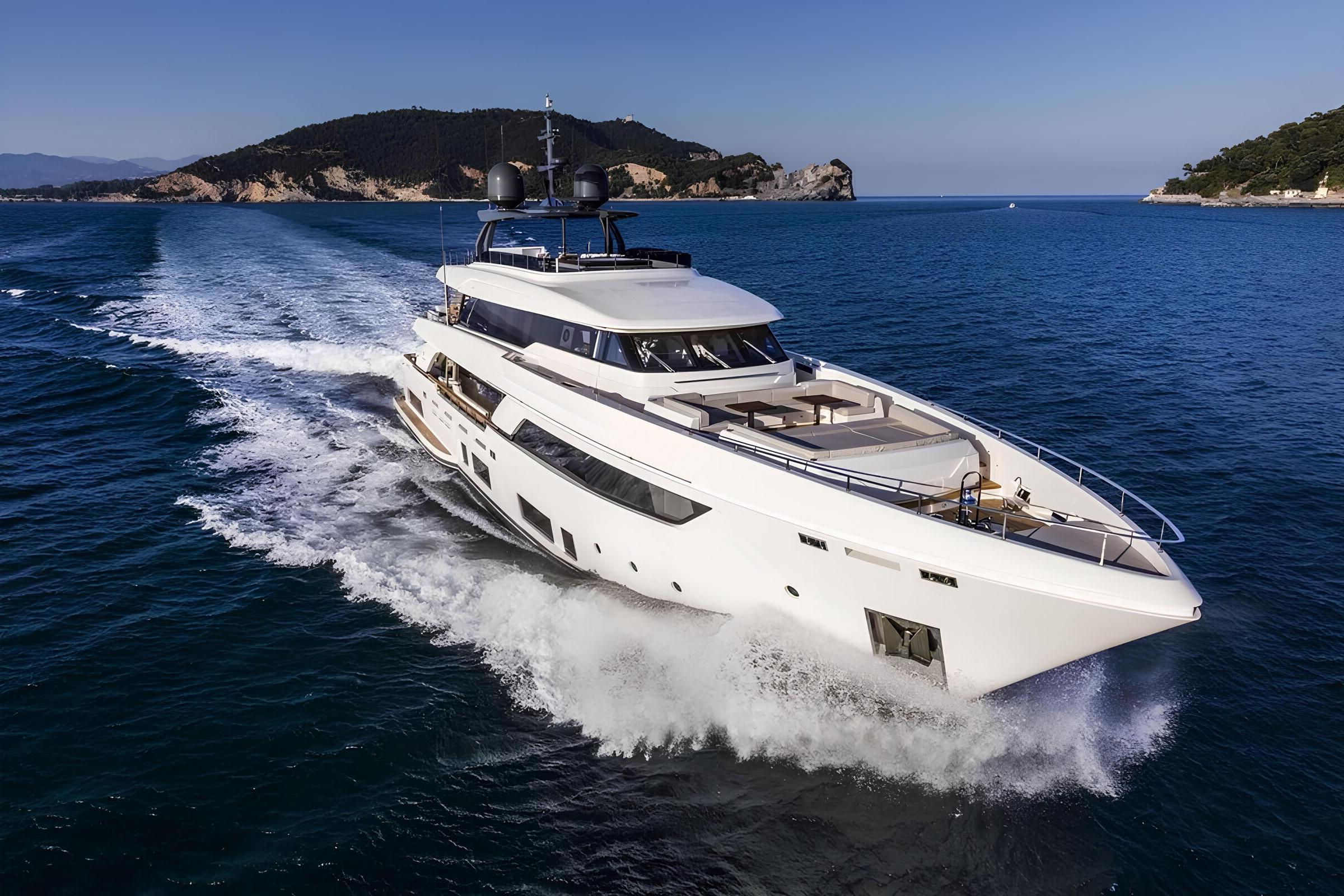 Экстерьер Custom Line Navetta 37M 2019 MY FRANGELO/Exterior Custom Line Navetta 37M 2019 MY FRANGELO