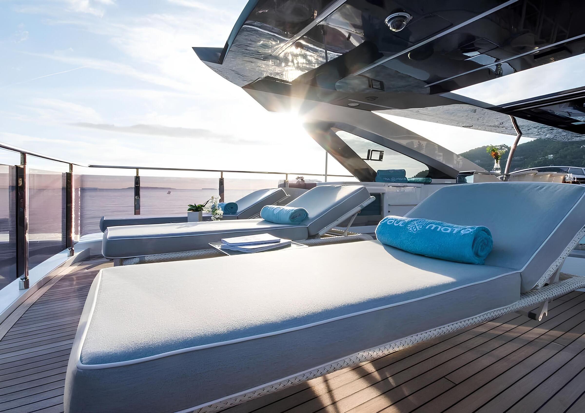 Зона для загорания в кормовой части флайбриджа/Flybridge aft sunbathing area