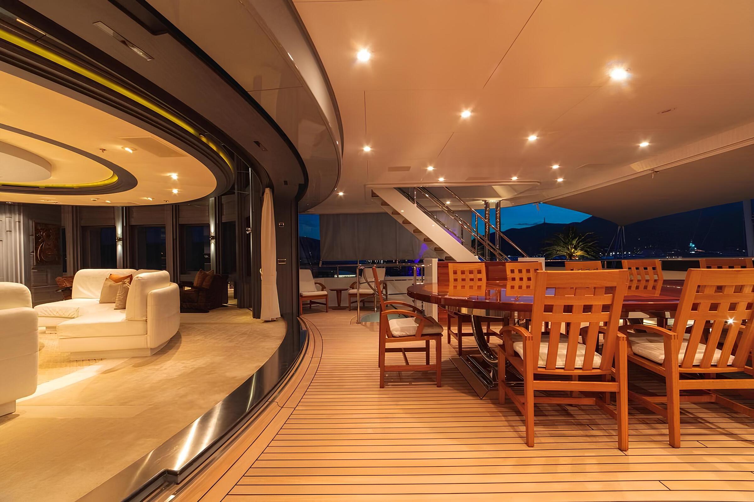 Обеденная зона на корме верхней палубы/Aft upper deck dining area
