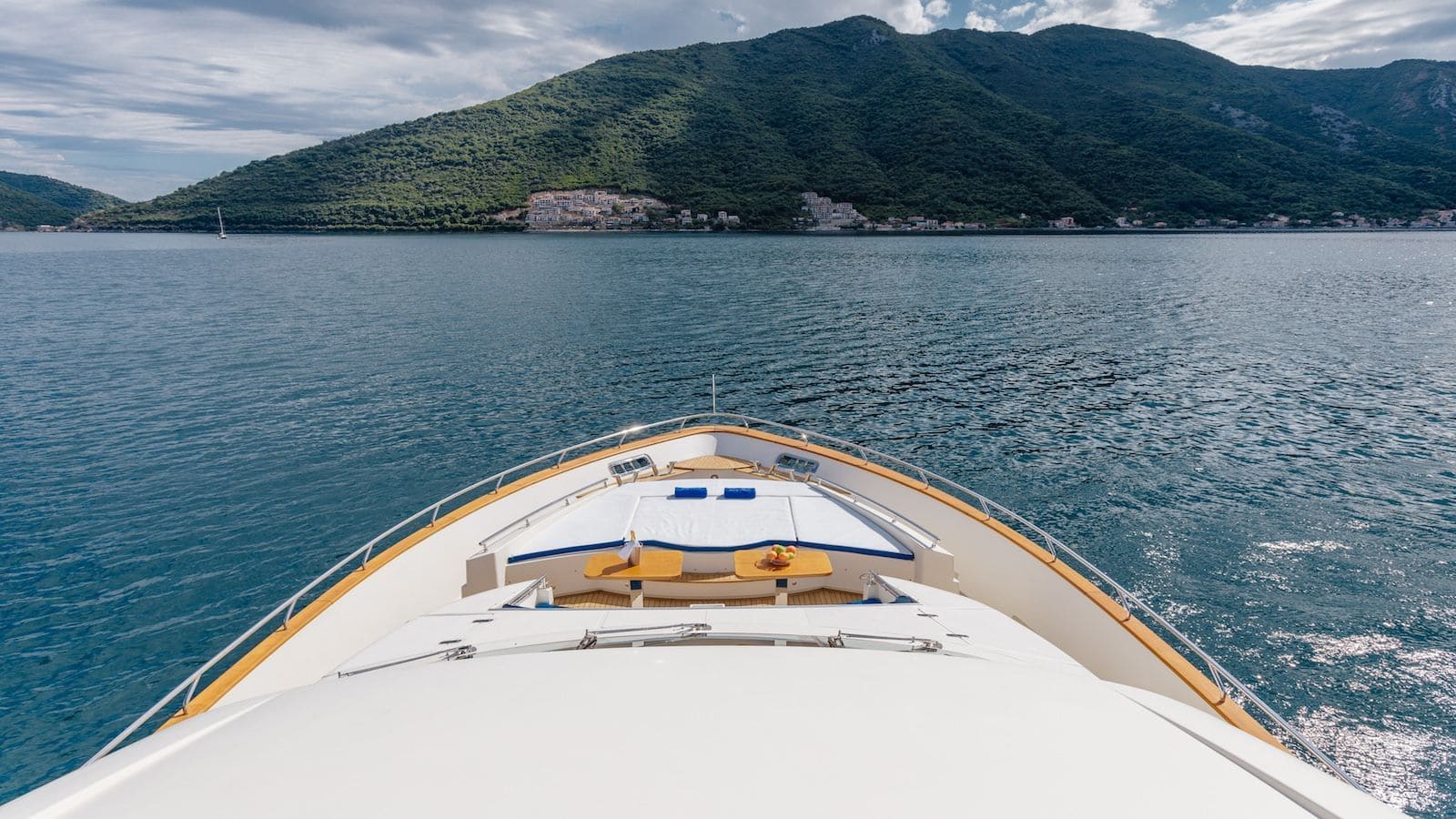 Шезлонги на носовой палубе/Sun loungers on the foredeck