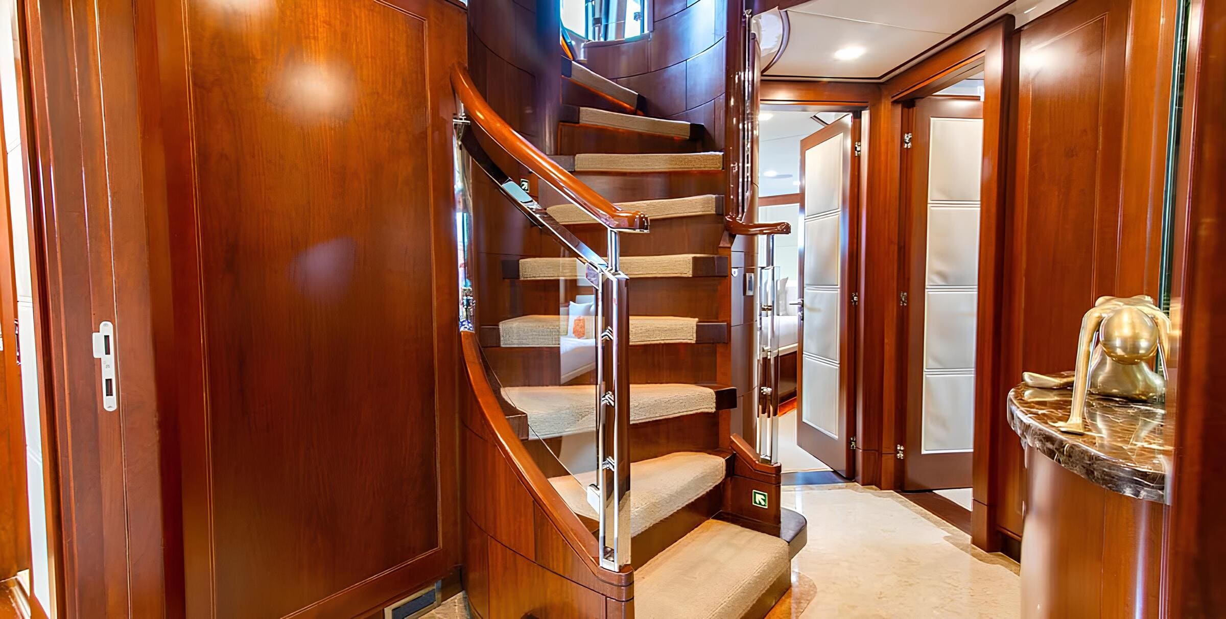 Лестница с главной палубы на нижнюю/Stairs from MD to LD