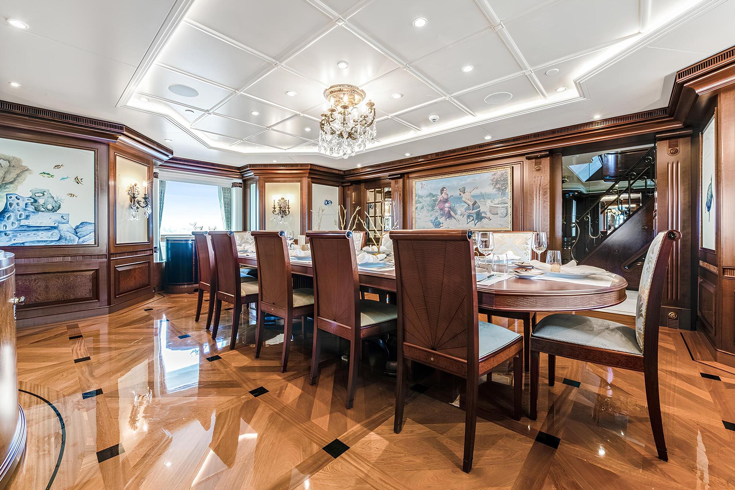 Обеденная зона в главном салоне/Main salon dining area
